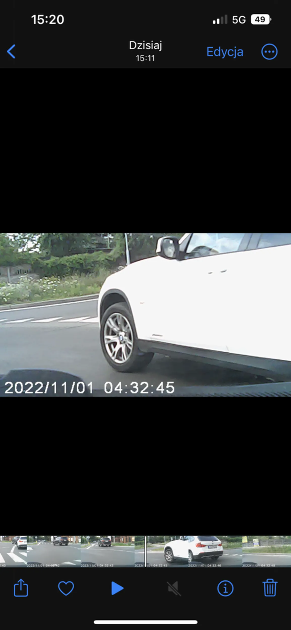 Wjebał się na rondzie czym mógł spowodować wypadek. Na szczęście kierowca szybko zareagował.