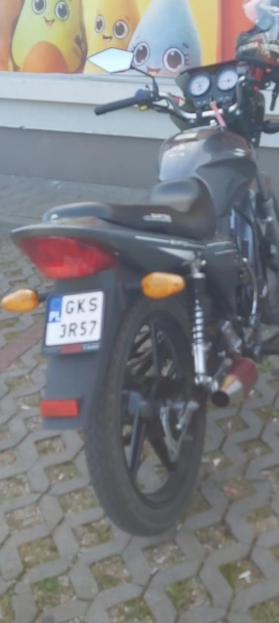 Kierowca na swojej besti 50cm3, nie umie jeździć nie przepuszcza ludzi na pasach do tego puszcza muzykę z głośnika jebac policję stworzył sobie gang z którym stają pod biedronkami Nie polecam