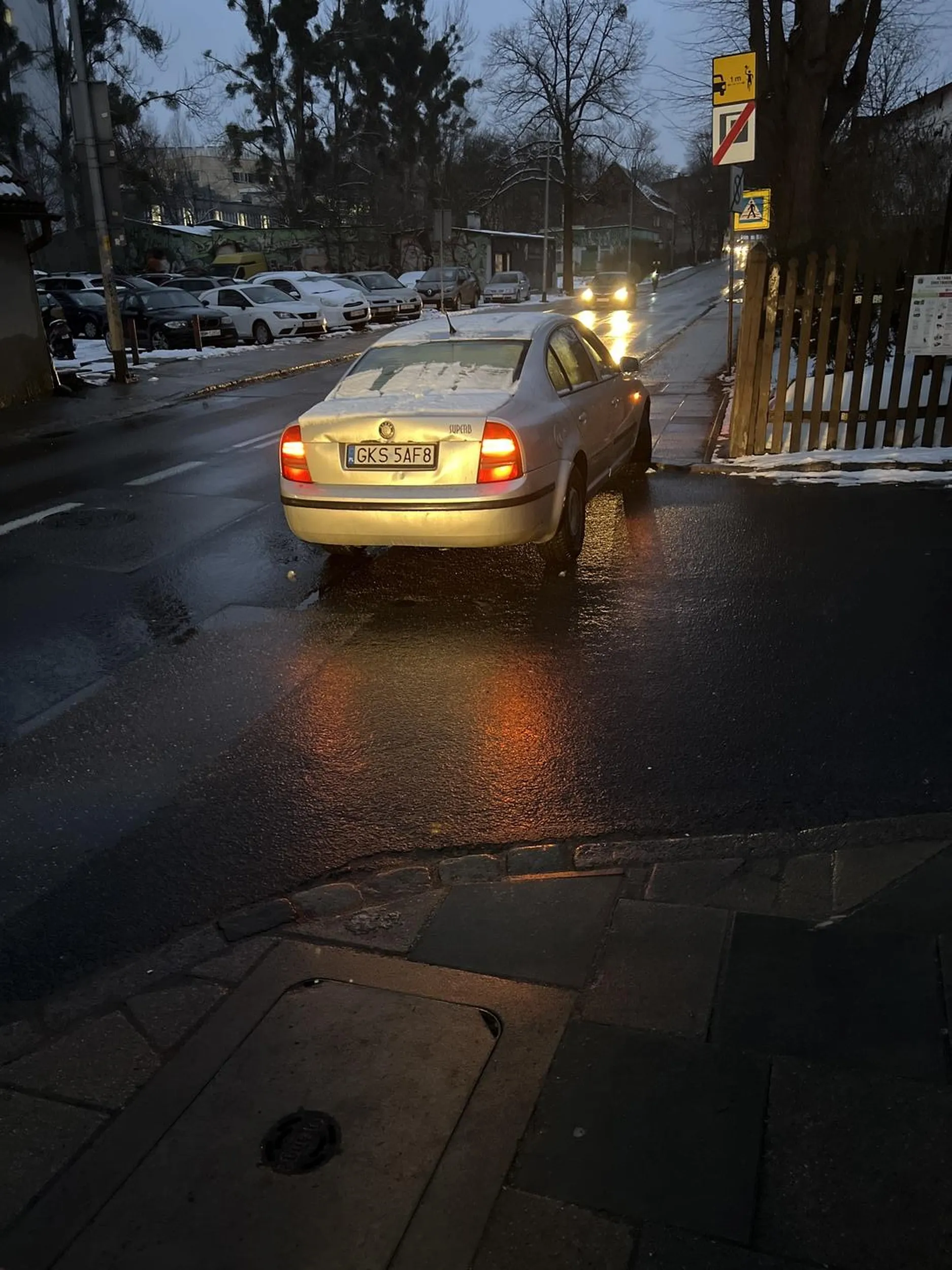 Wiesniak zastawil chodnik i cala ulice i siedzi w srodku