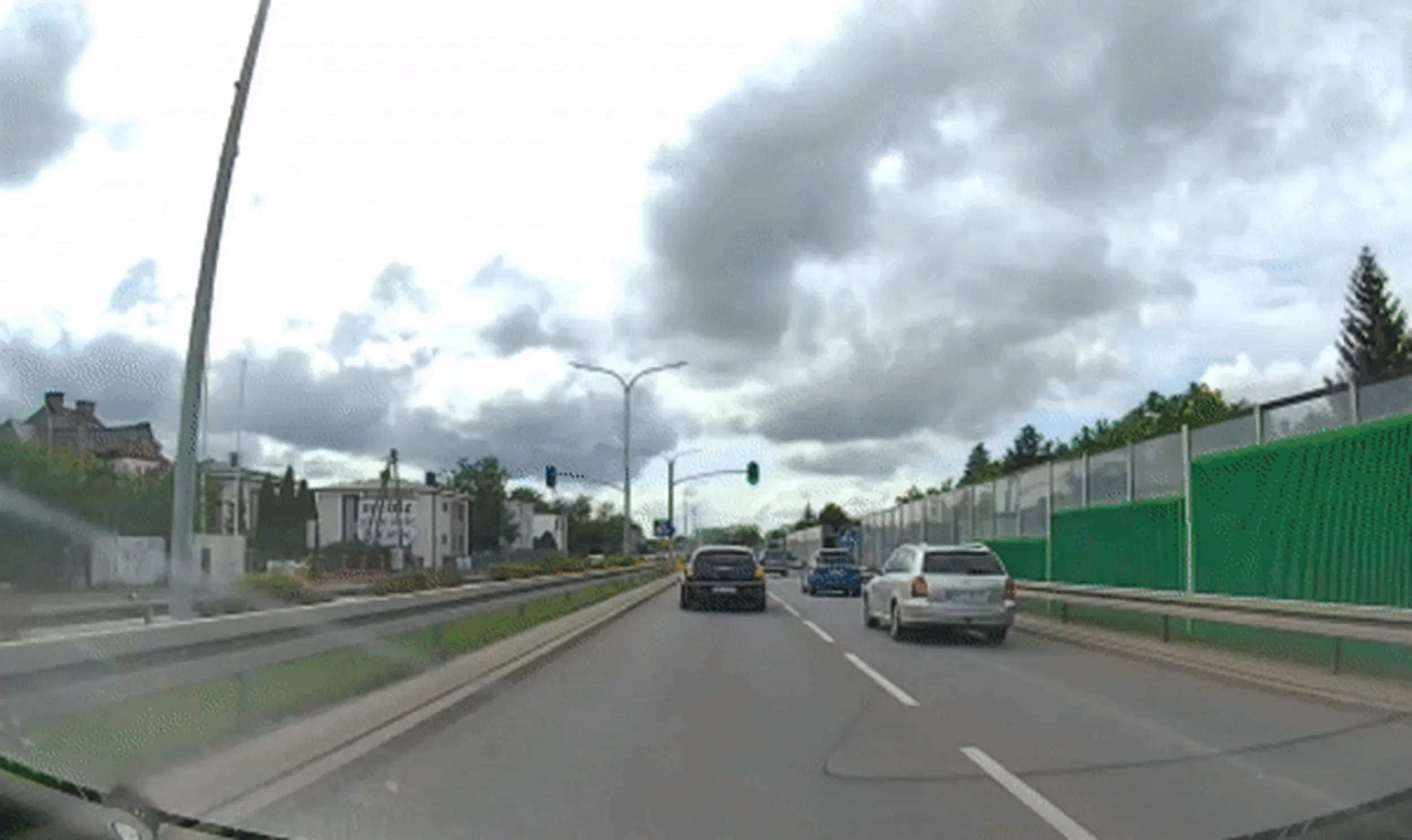 Ciężko wpuścić? Tylko zobaczył kierunkowskaz to przykleił się dupy, aby nie wpuścić