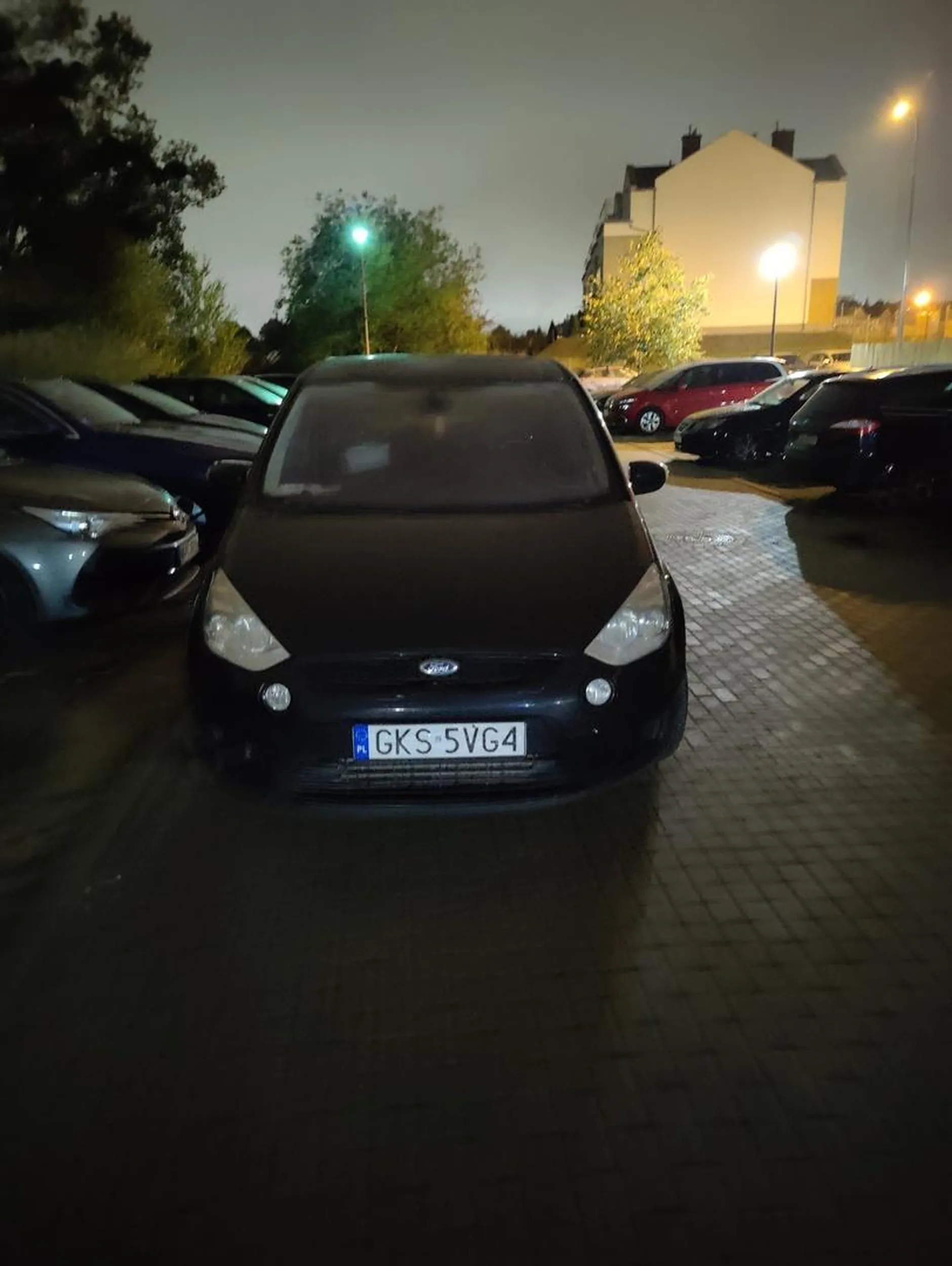 Zastawia samochody prawidłowo zaparkowane na miejscach parkingowych