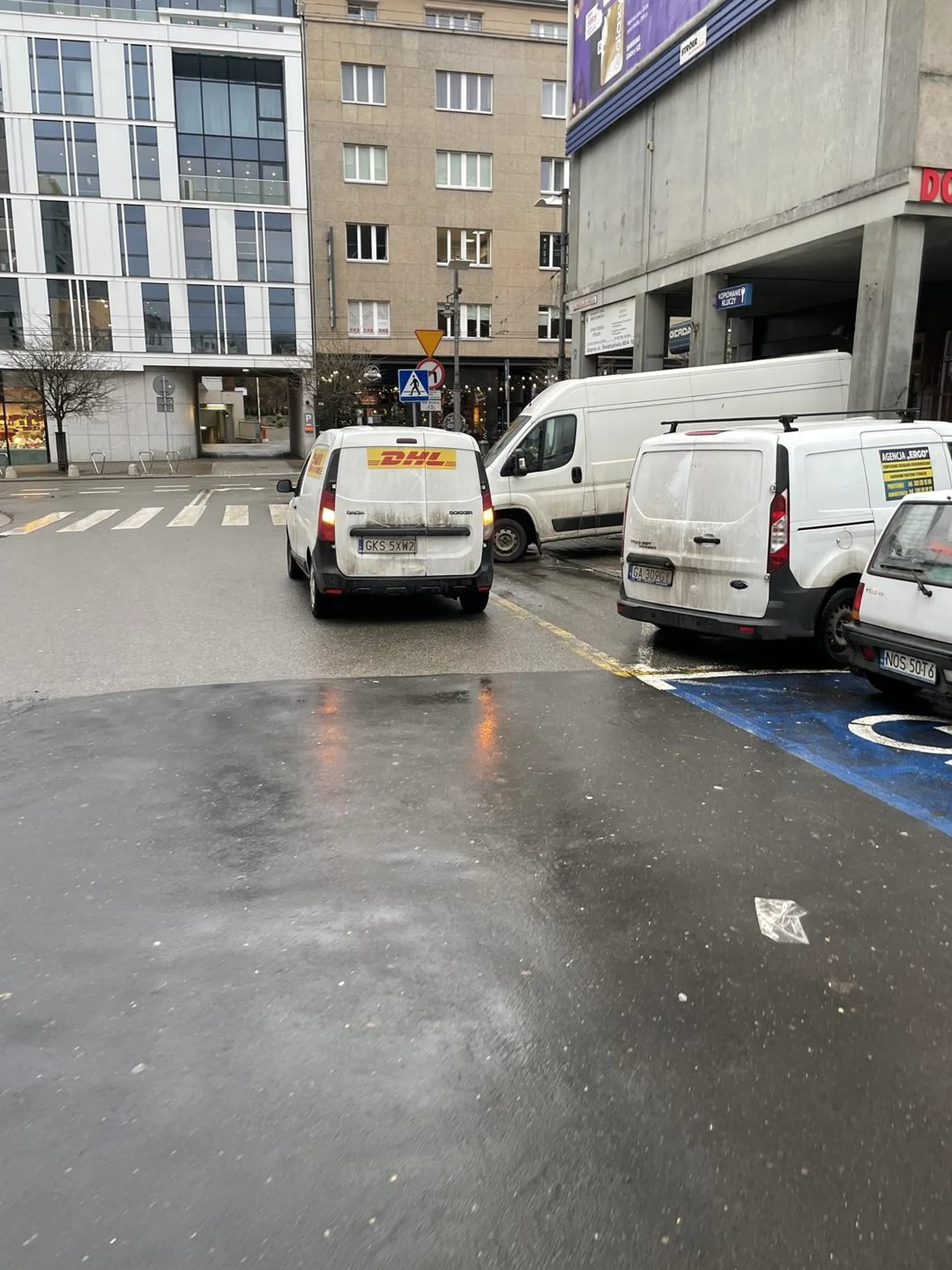 Popsuł się ?? Bidulek .. 40 min blokuje prawy pas ..