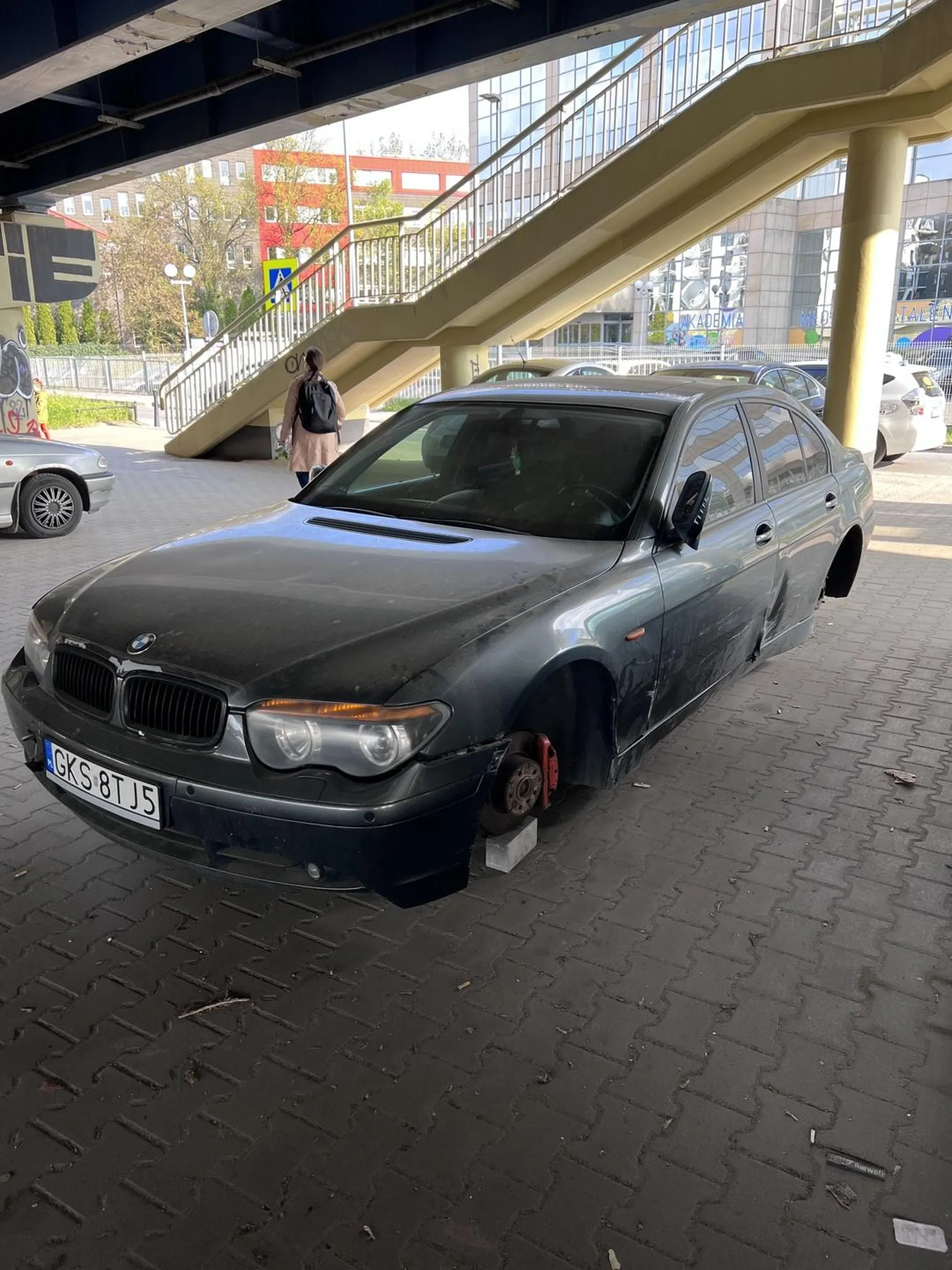 Jak by ktoś szukał to stoi na cybernetyki w Warszawie pod wiaduktem