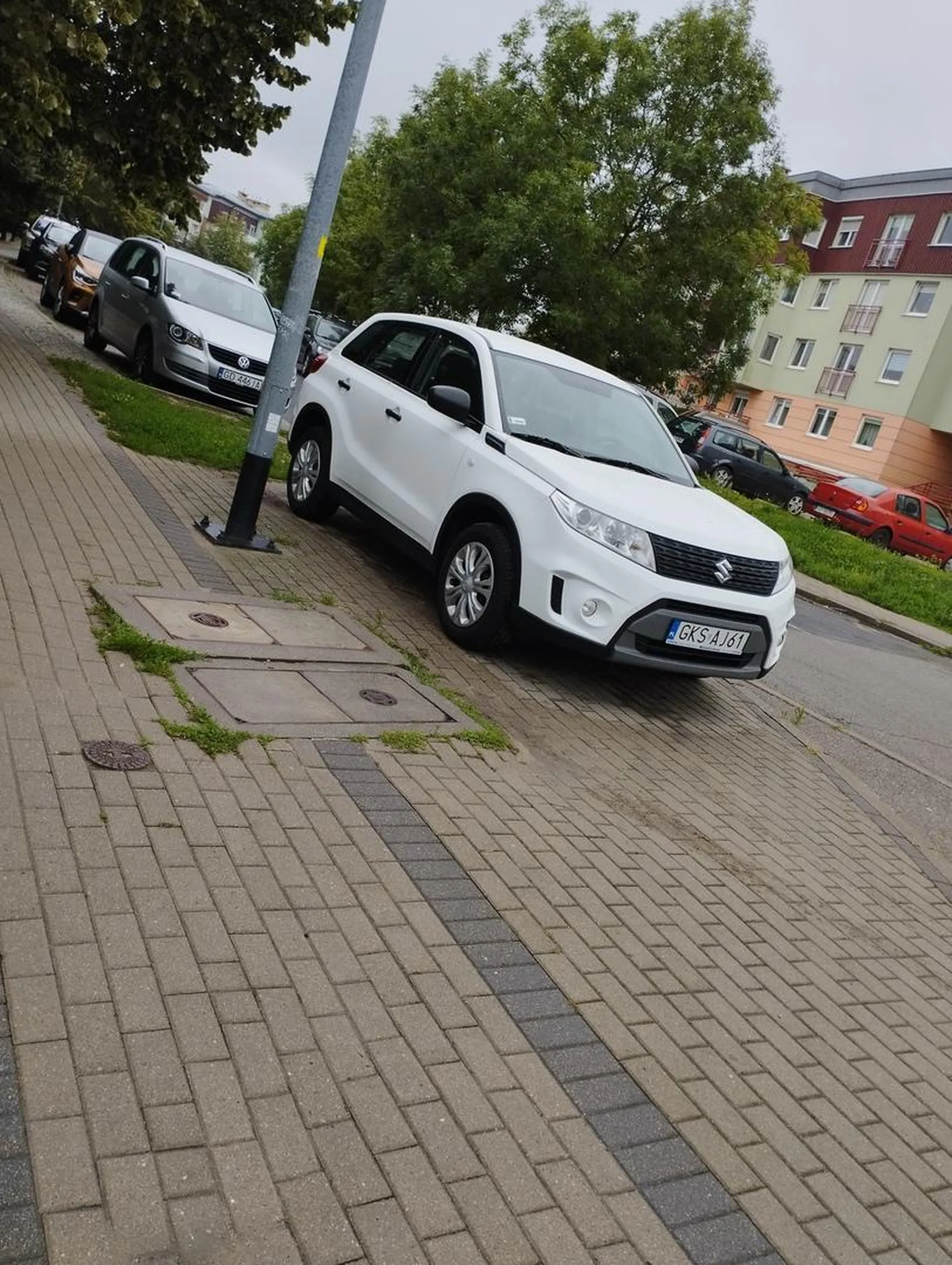 Osioł, który parkuje na chodniku. Stwarza ogromne niebezpieczeństwo, ogranicza widoczność osobom wyjeżdżającym z dołu osiedla.
