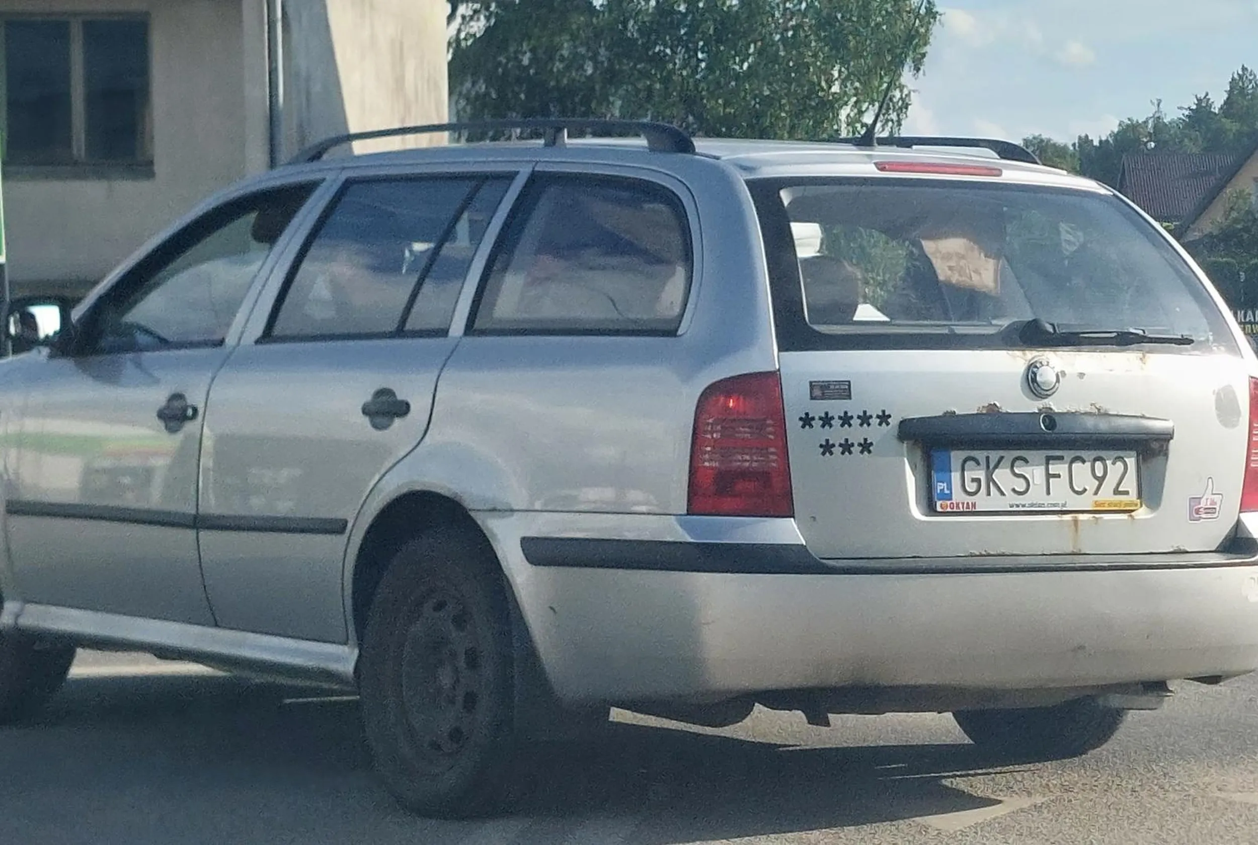 Zajeżdża drogę wpychając się z podporządkowanej, a potem kopci niemiłosiernie. No ale jaka opozycja, takie wozy bojowe
