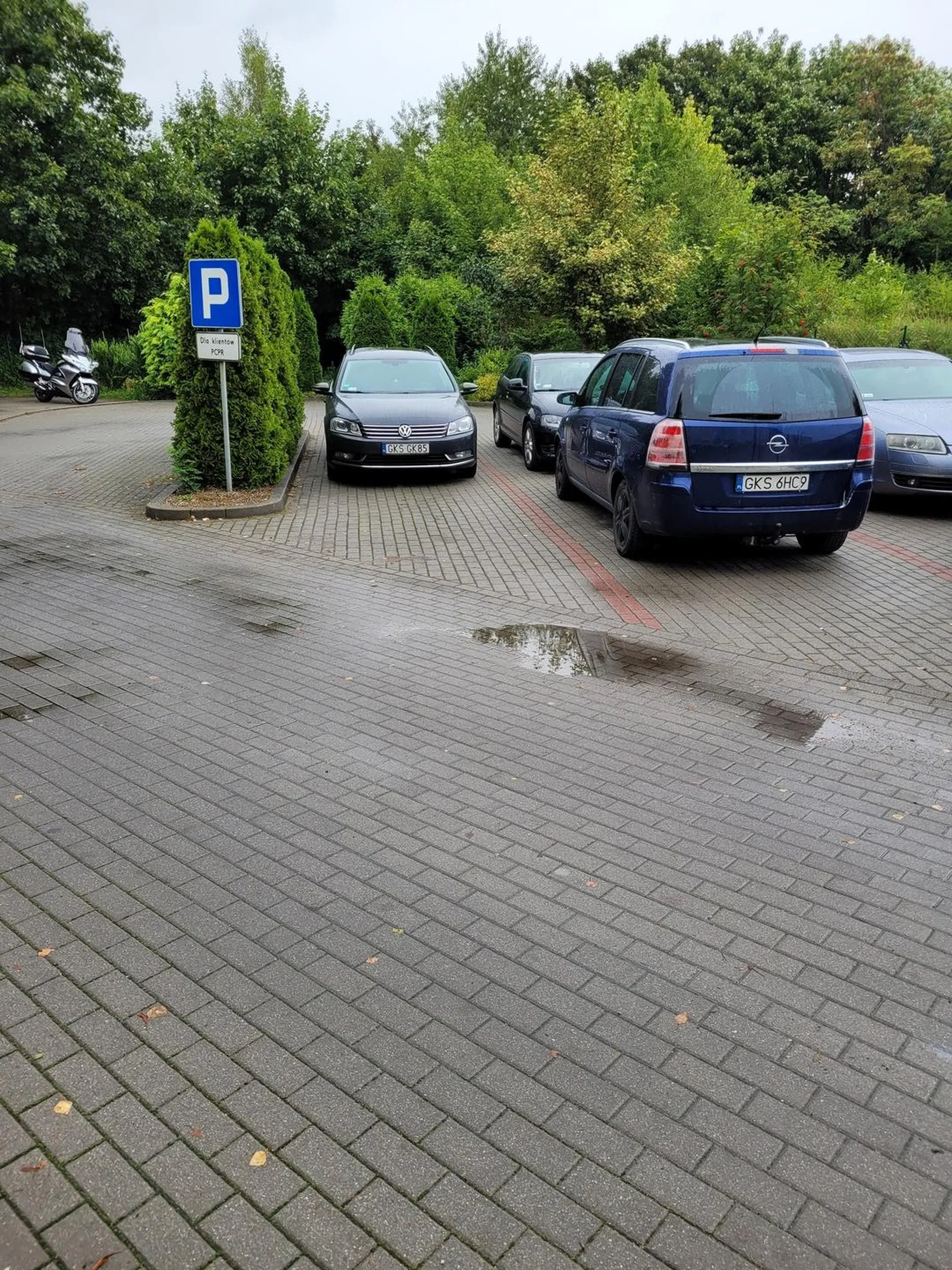 Kościerski trep, ktory musi swoją super furę zaparkować na dwóch miejscach,  jedno nie wystarczy. PCPR Kościerzyna