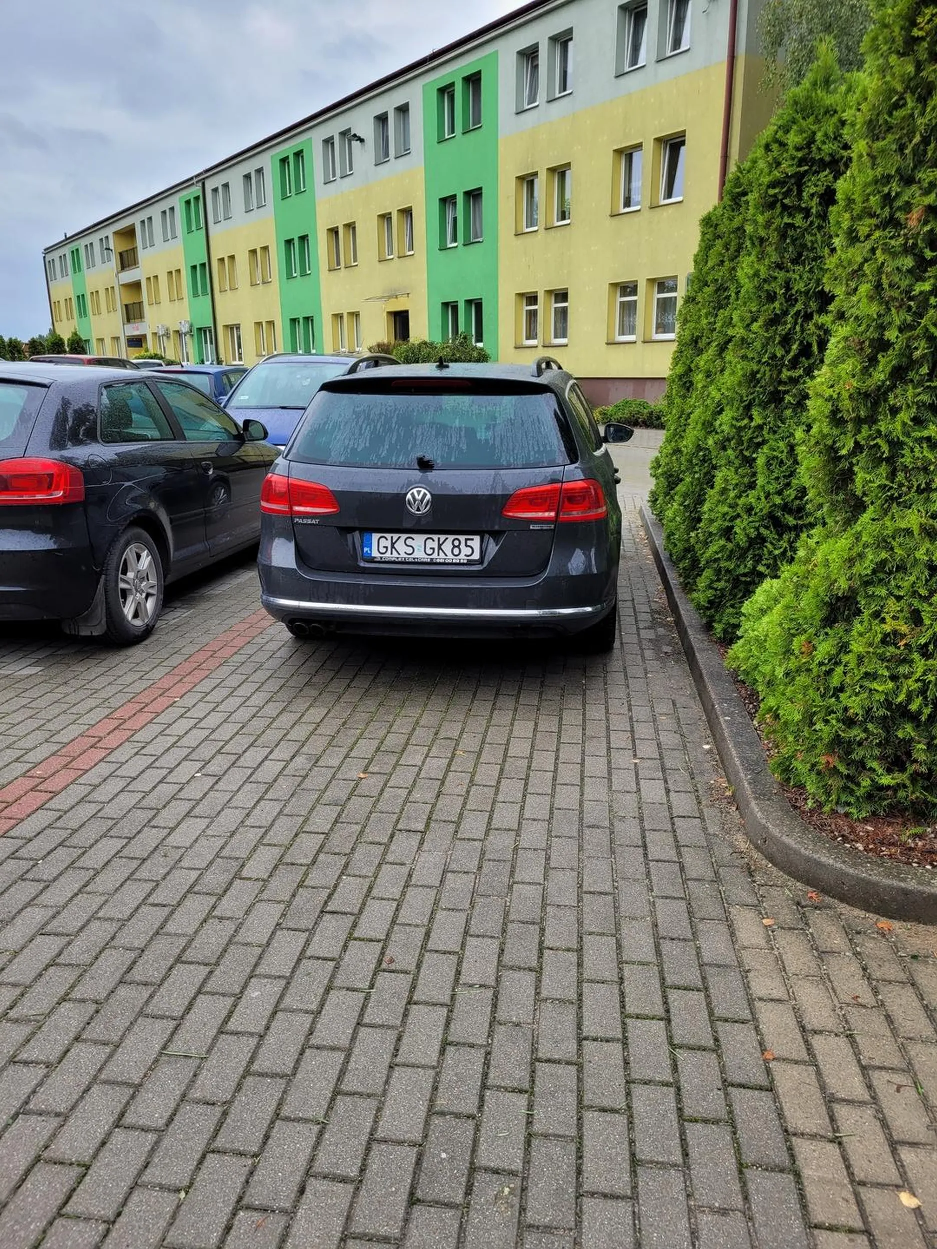 Kościerski trep, ktory musi swoją super furę zaparkować na dwóch miejscach,  jedno nie wystarczy. PCPR Kościerzyna