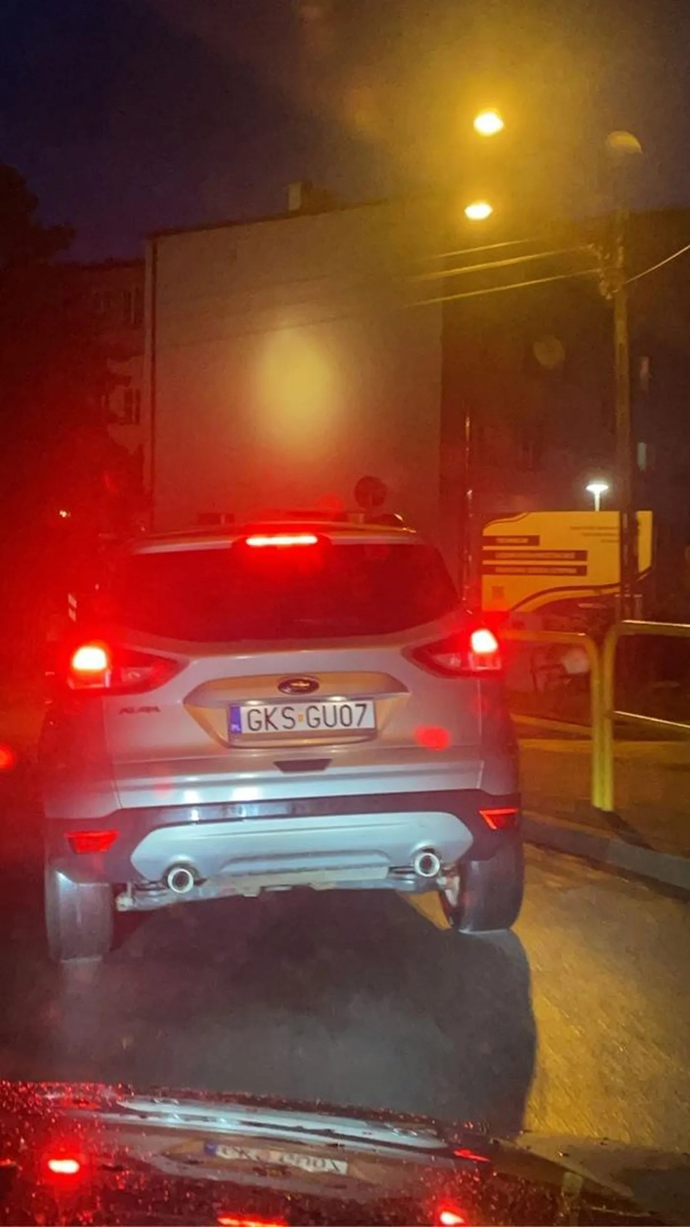 Pan wyjeżdża nie patrząc na to czy ktoś jedzie, po trąbieniu Pan stwierdził że fajną atrakcją będzie specjalnie hamować przed maska, nie pozdrawiam