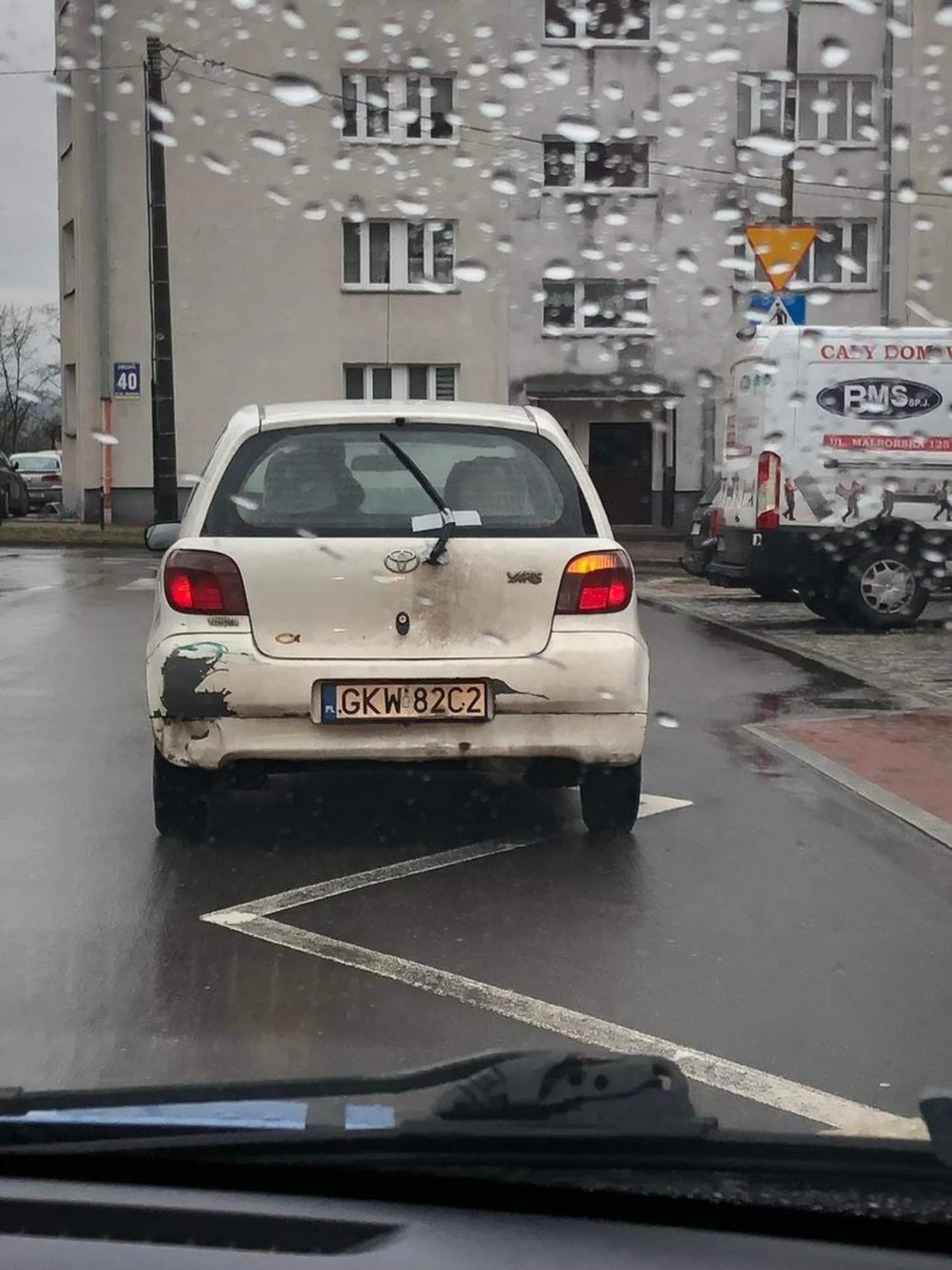 Pojazd w stanie tragicznym. Nie powinien być dopuszczony do ruchu. Należy się zabranie dowodu rejestracyjnego. Niebezpieczeństwo dla wszystkich uczestników ruchu.