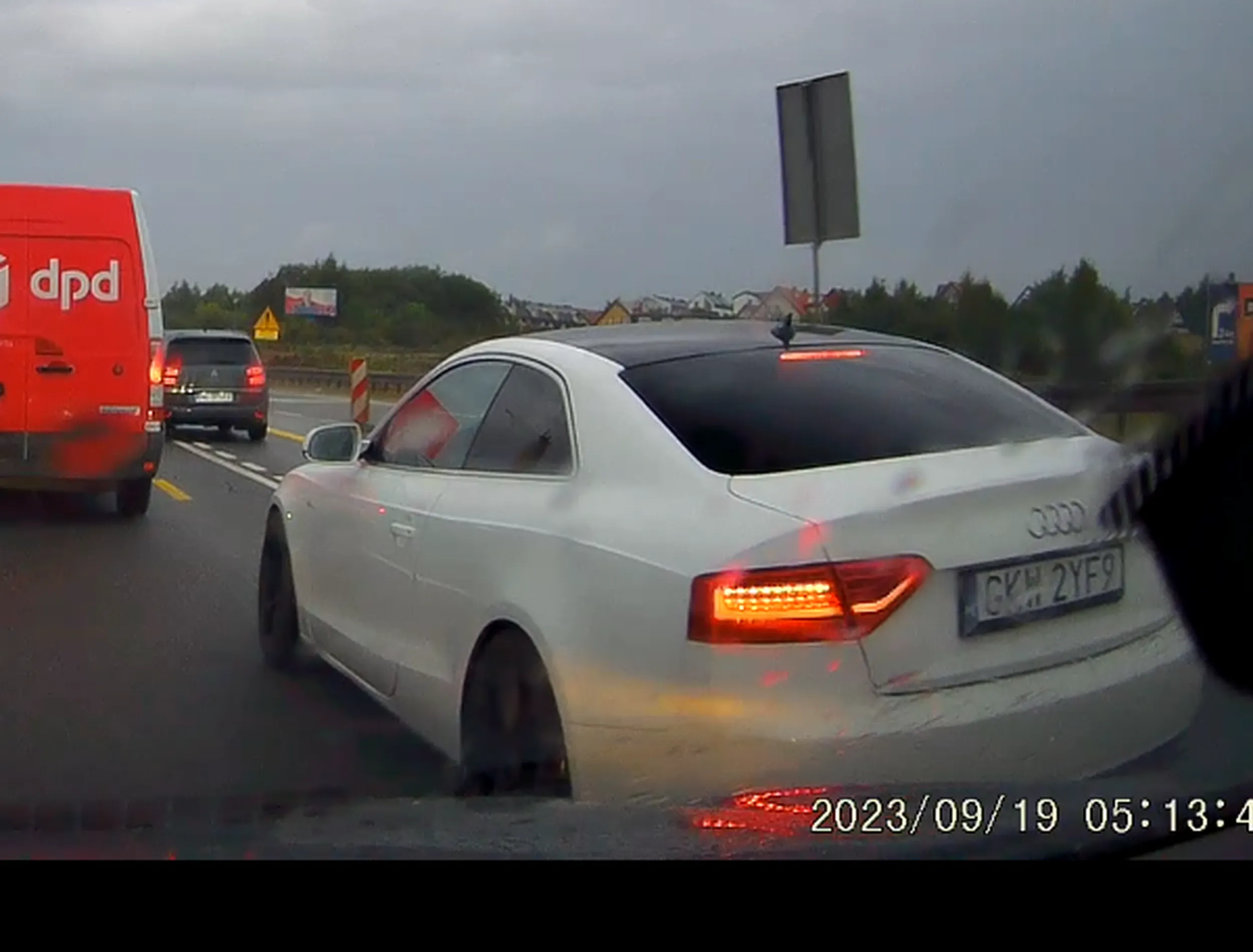 Typowy gówniarz za kółkiem tatusia...