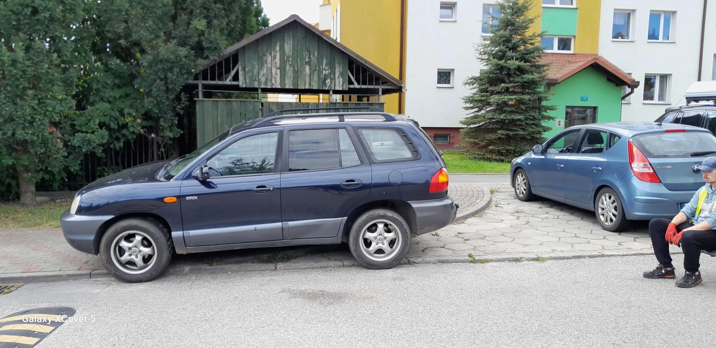Pani notorycznie zastawia klatkę mimo tego że na parkingu są puste miejsca