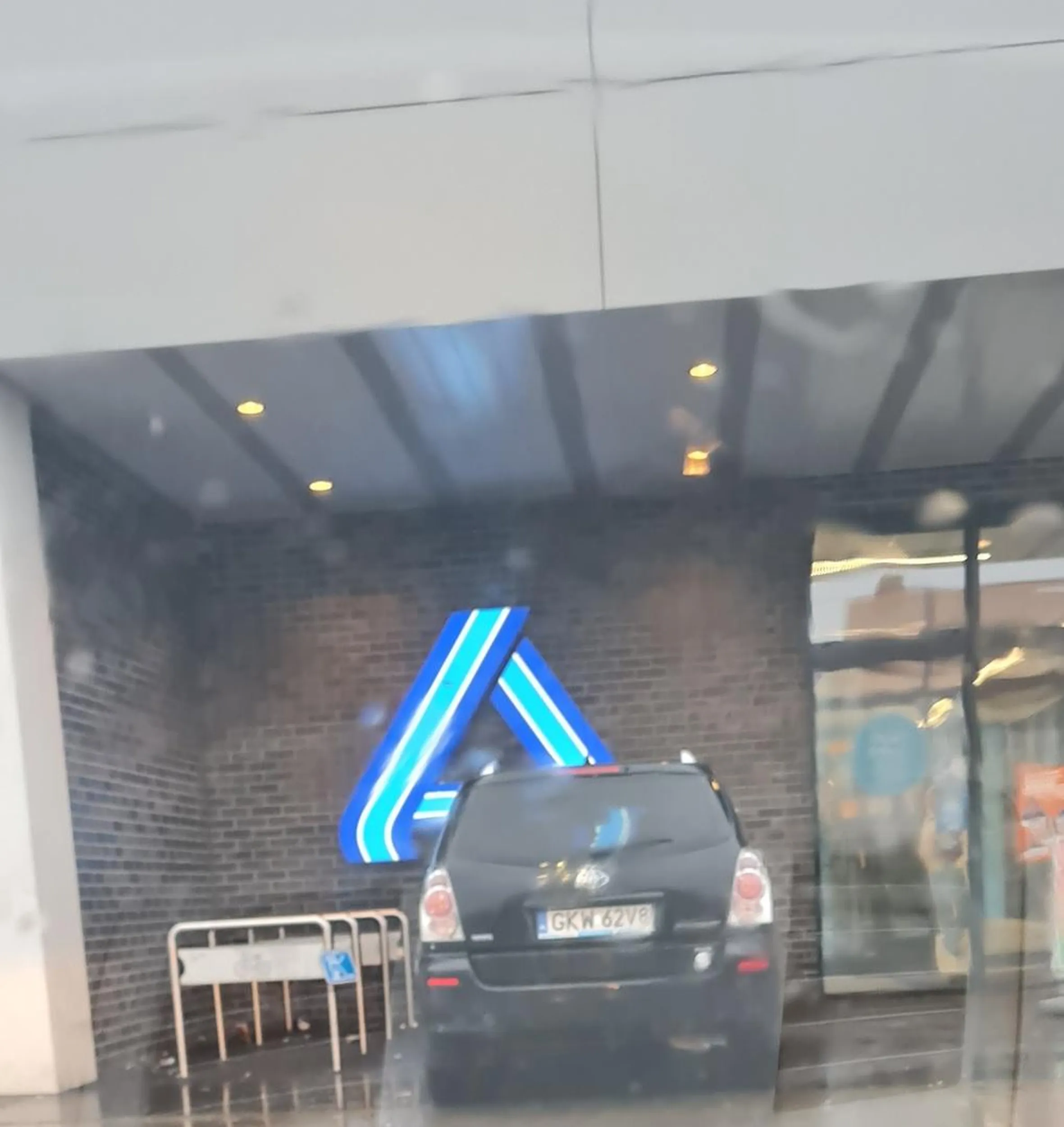 Może jeszcze wjedź do tego sklepu?!