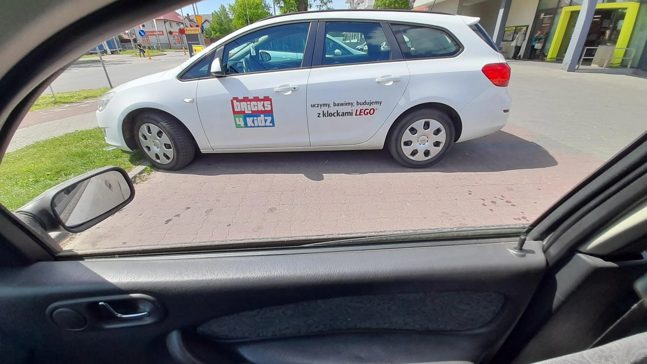 Typiara parkuje na dwóch miejscach parkingowych, myśli że jak ma służbowe auto to jej wszystko wolno. Zdjęcie z 22.05.2023. o godzinie 13:00