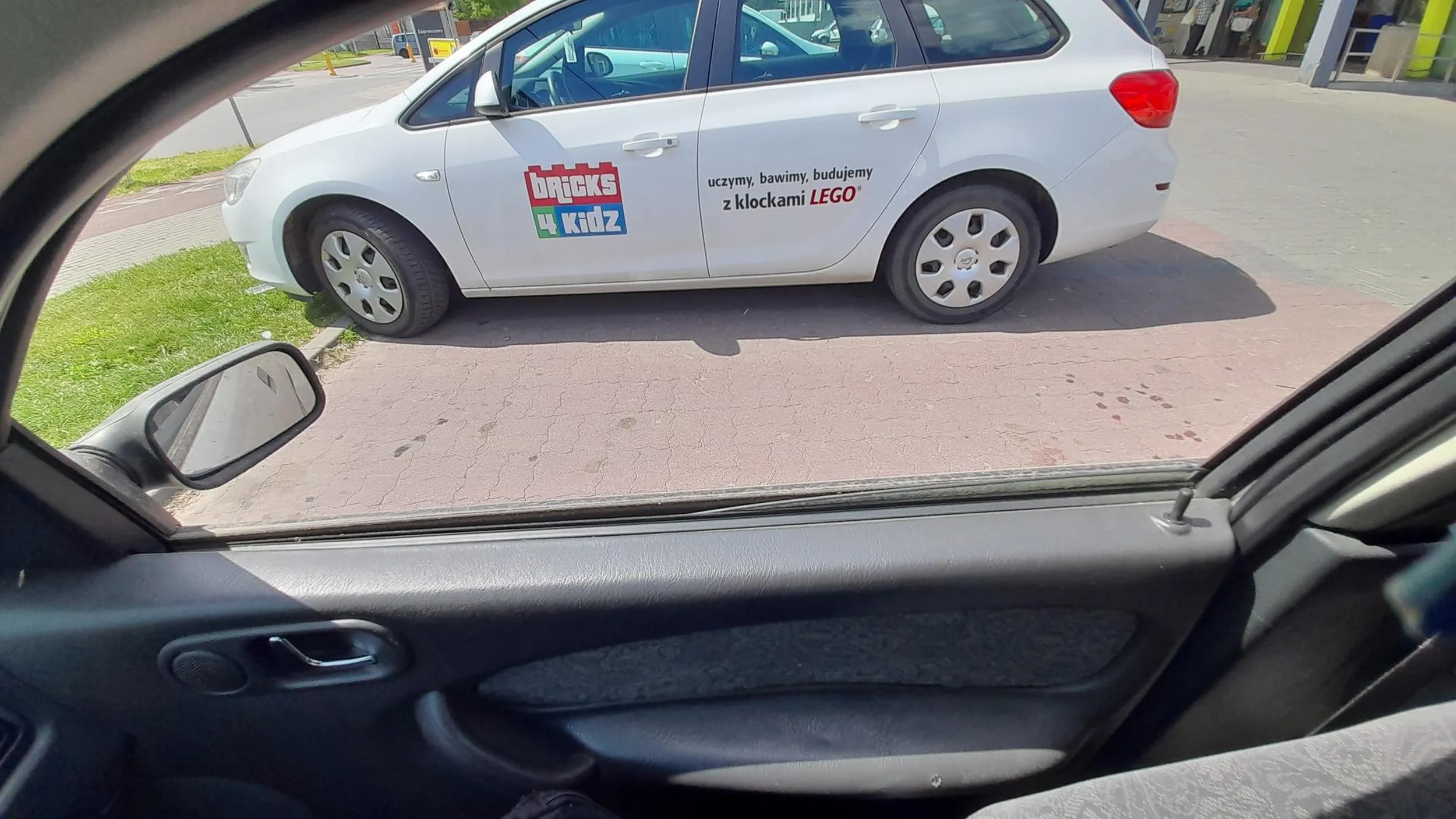 Typiara parkuje na dwóch miejscach parkingowych, myśli że jak ma służbowe auto to jej wszystko wolno. Zdjęcie z 22.05.2023. o godzinie 13:00