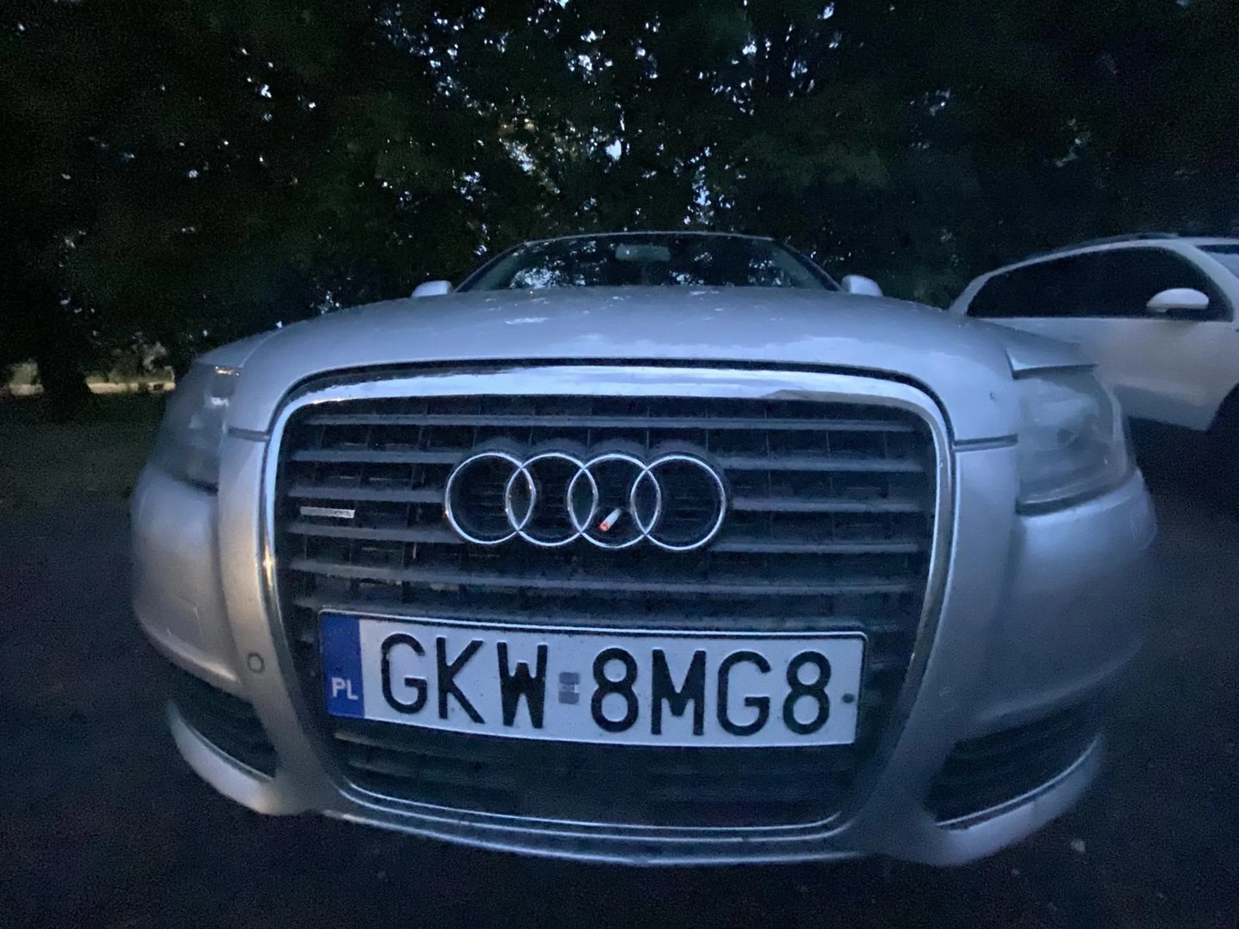 Auto pozostawione na parkingu pali zielone winstony jak popierdolone