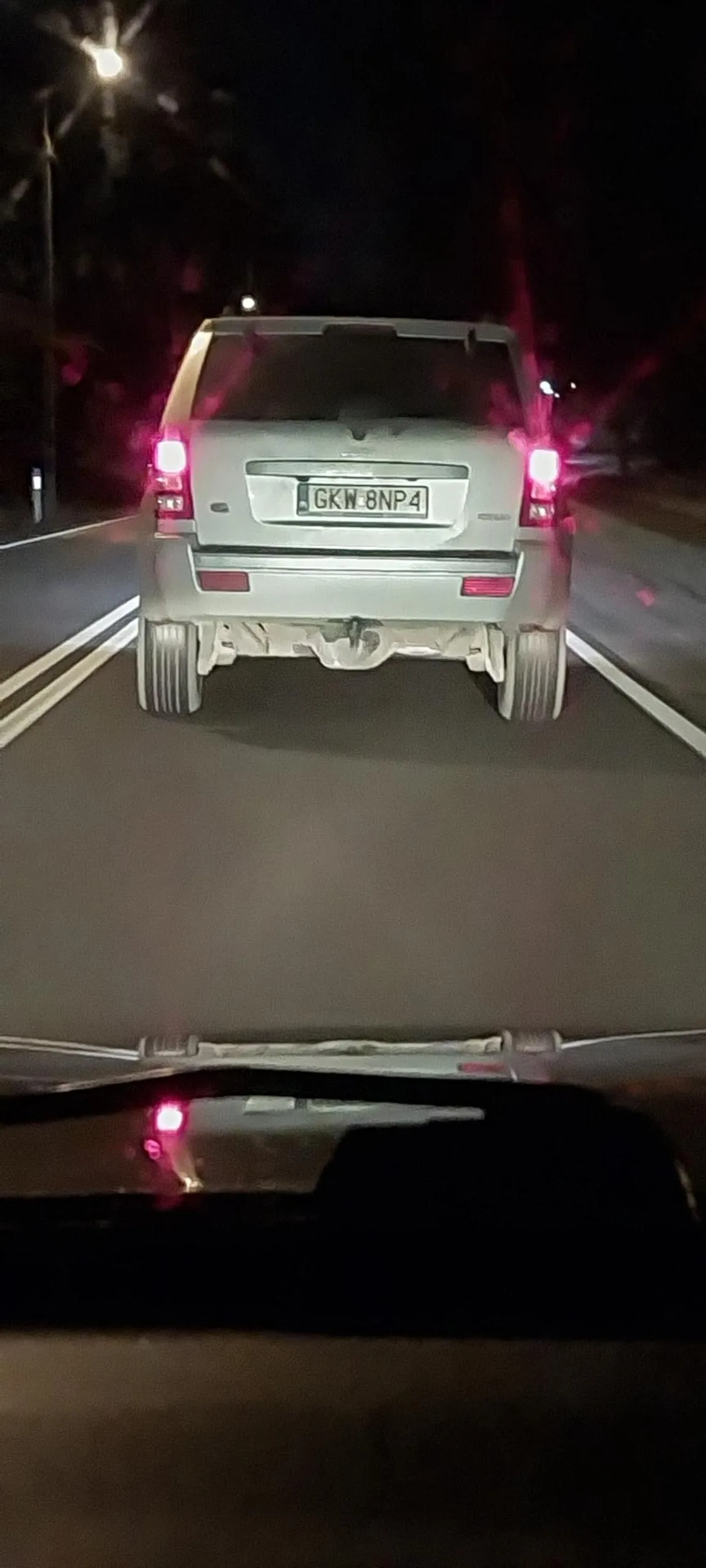 W trakcie wyprzedzania przyspiesza doprowadzając do niebezpiecznych sytuacji