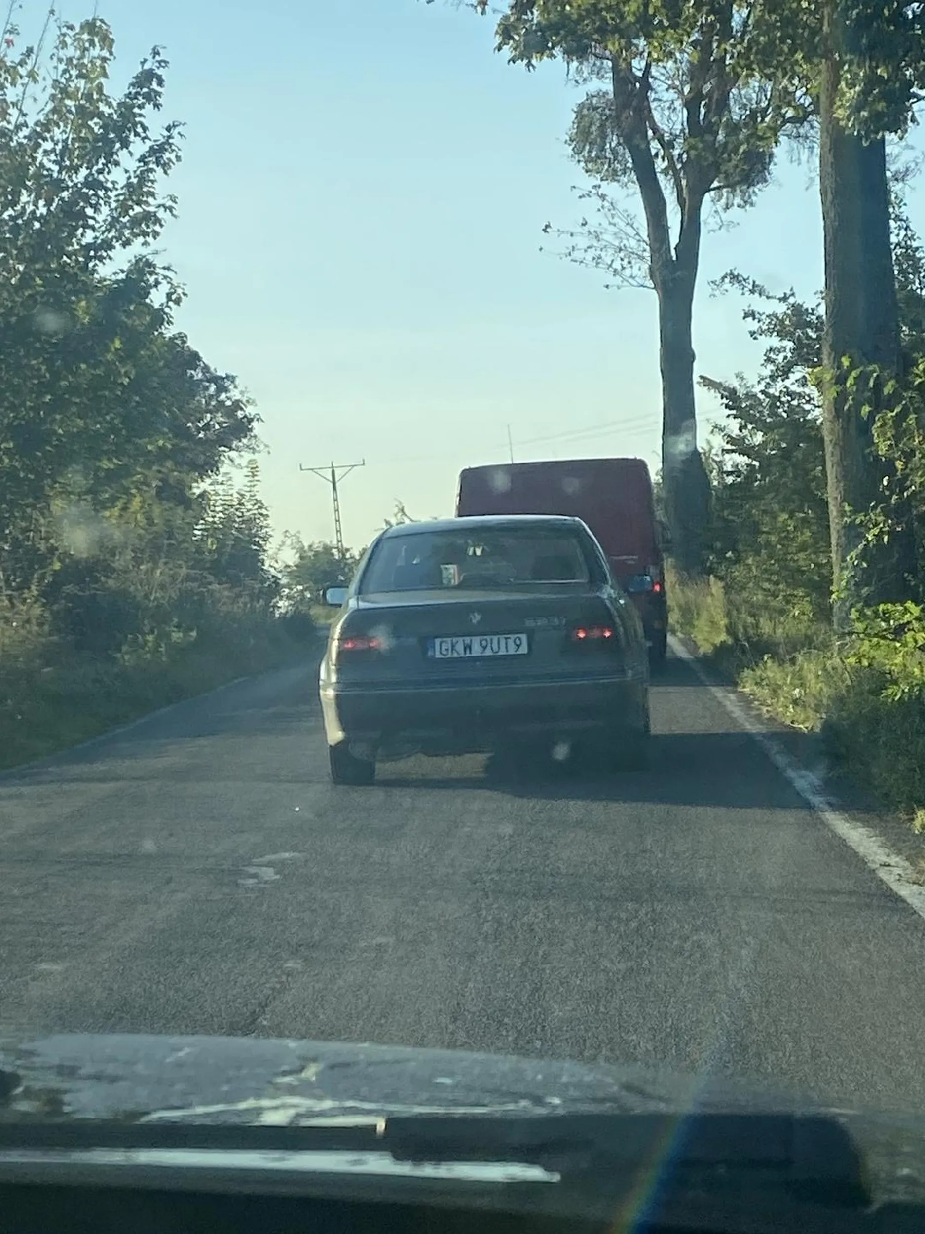 Jak widzisz ze ktoś chce cie wyprzedzić gdy jedziesz 50 na 90 to nie jedz środkiem jak królewna