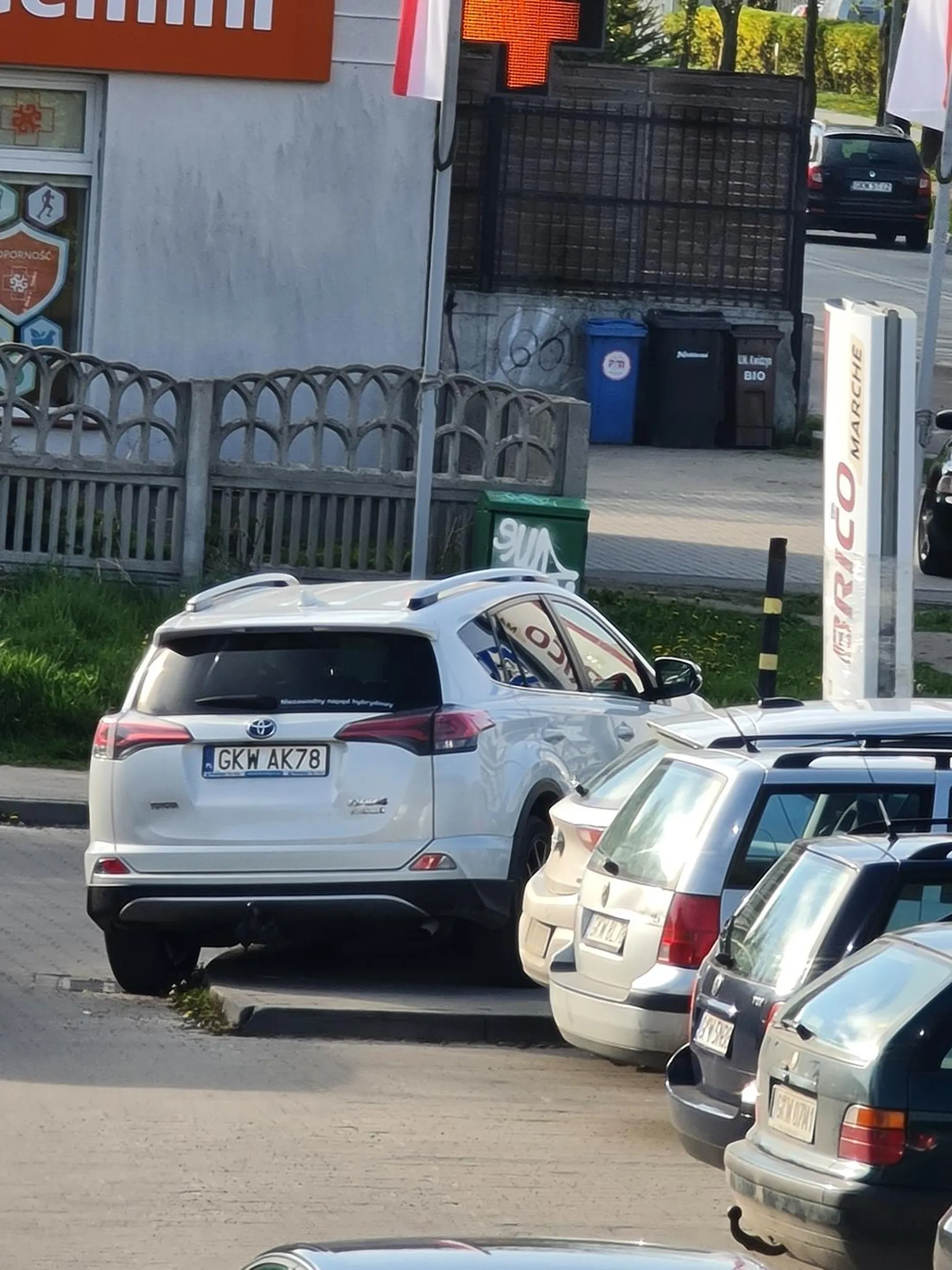 Gruba baba zaparkowała na chodniku blokując chodnik.