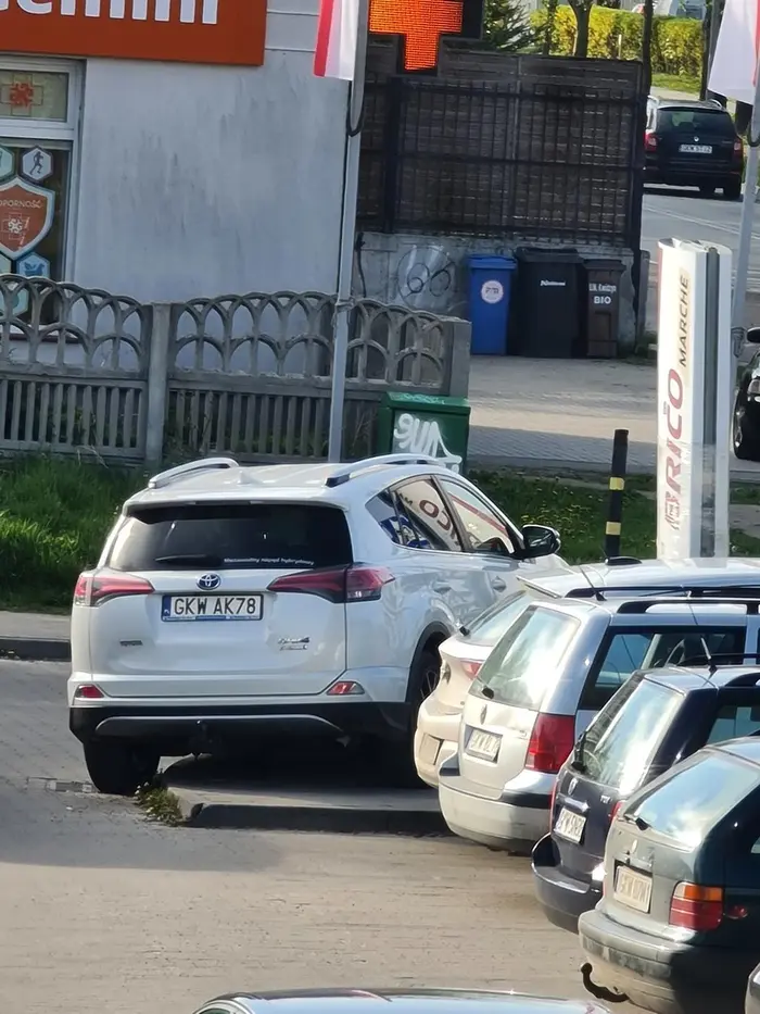 Gruba baba zaparkowała na chodniku blokując chodnik.