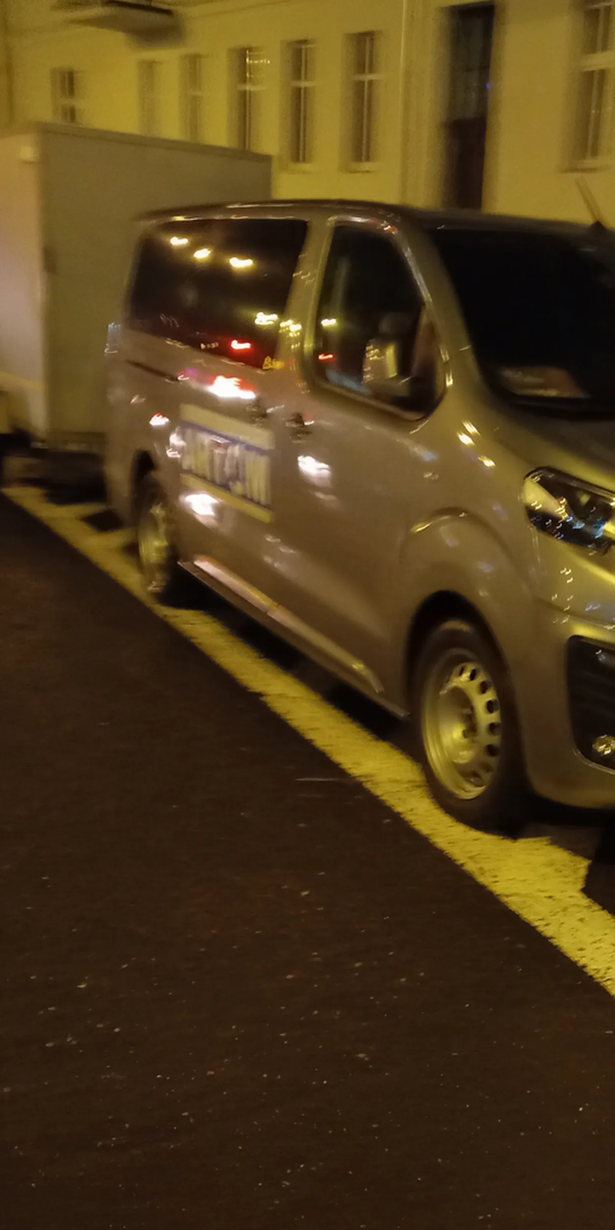 Ładna reklama dla szkoły nauki jazdy Artom parkowanie na powierzchni wyłączonej z ruch