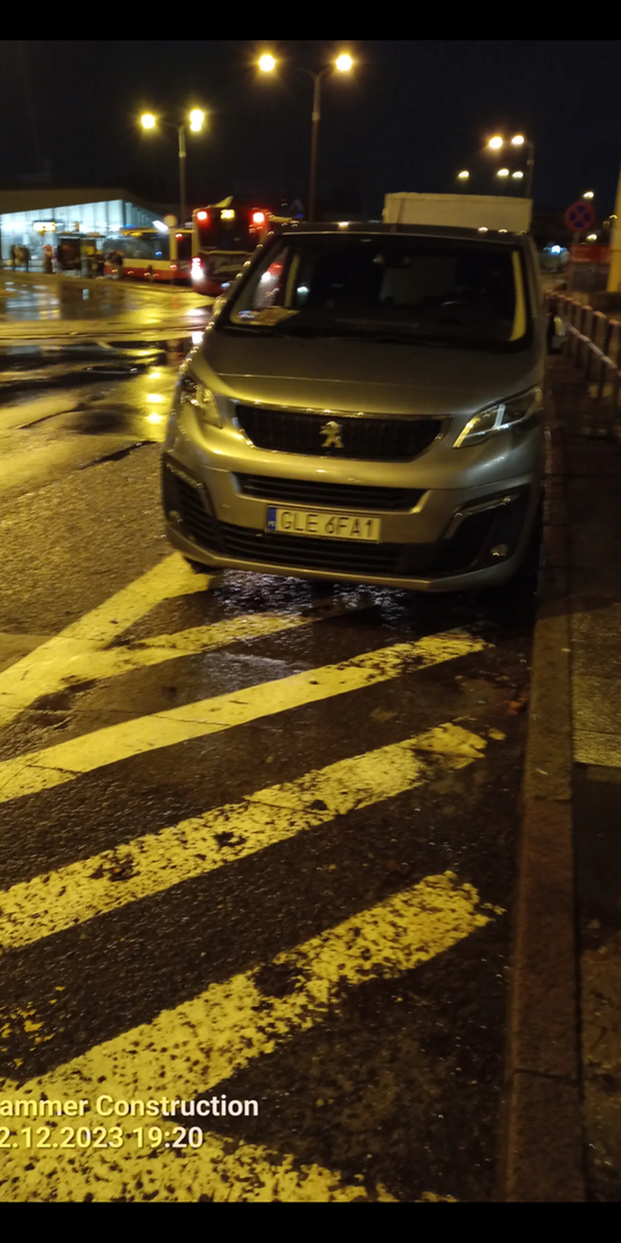 Ładna reklama dla szkoły nauki jazdy Artom parkowanie na powierzchni wyłączonej z ruch