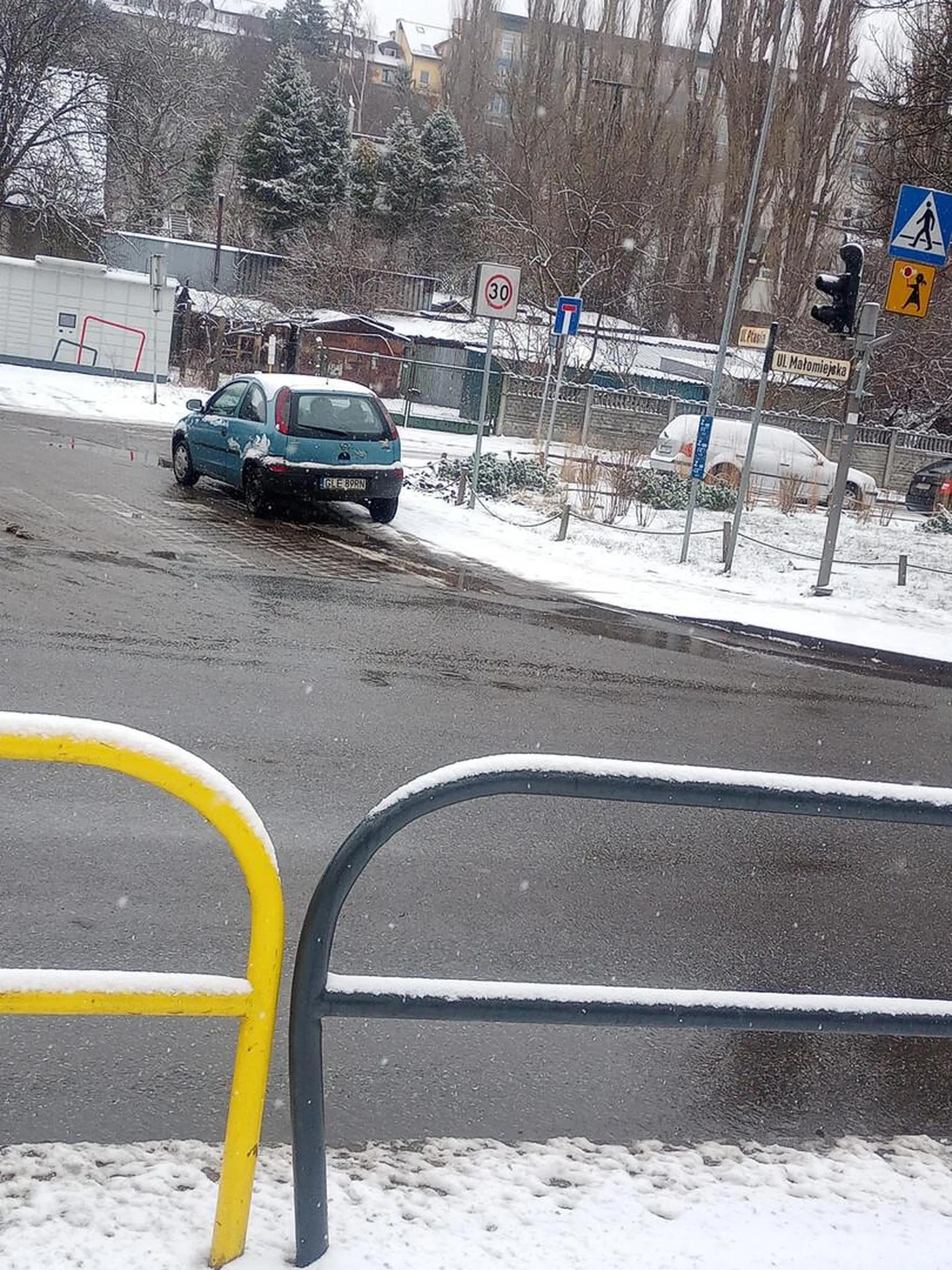 Parkowanie centralnie na przejściu dla pieszych