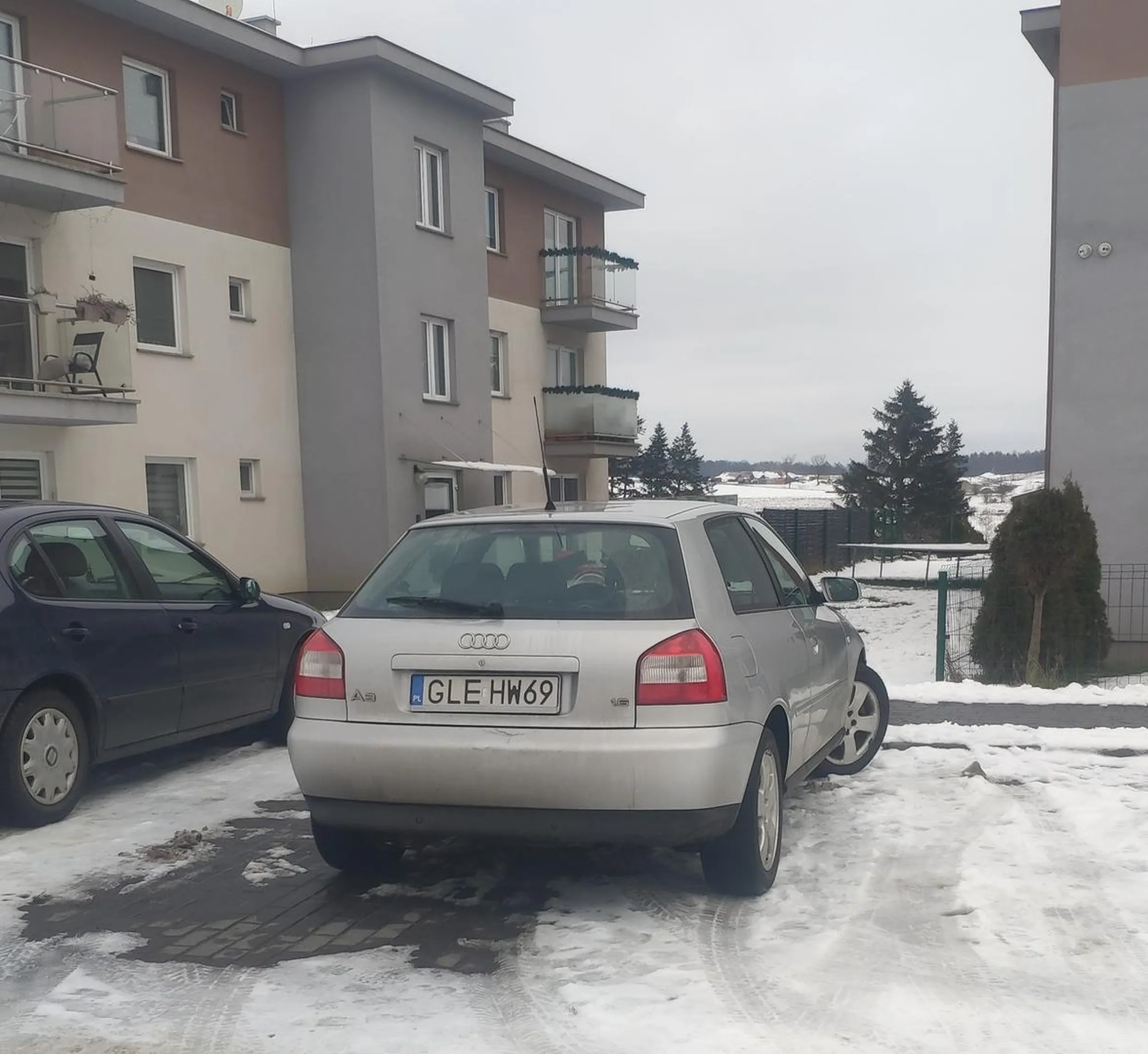 Parkuje na miejscach wykupionych przez mieszkańców osiedla i w dodatku zajmuje dwa miejsca postojowe.