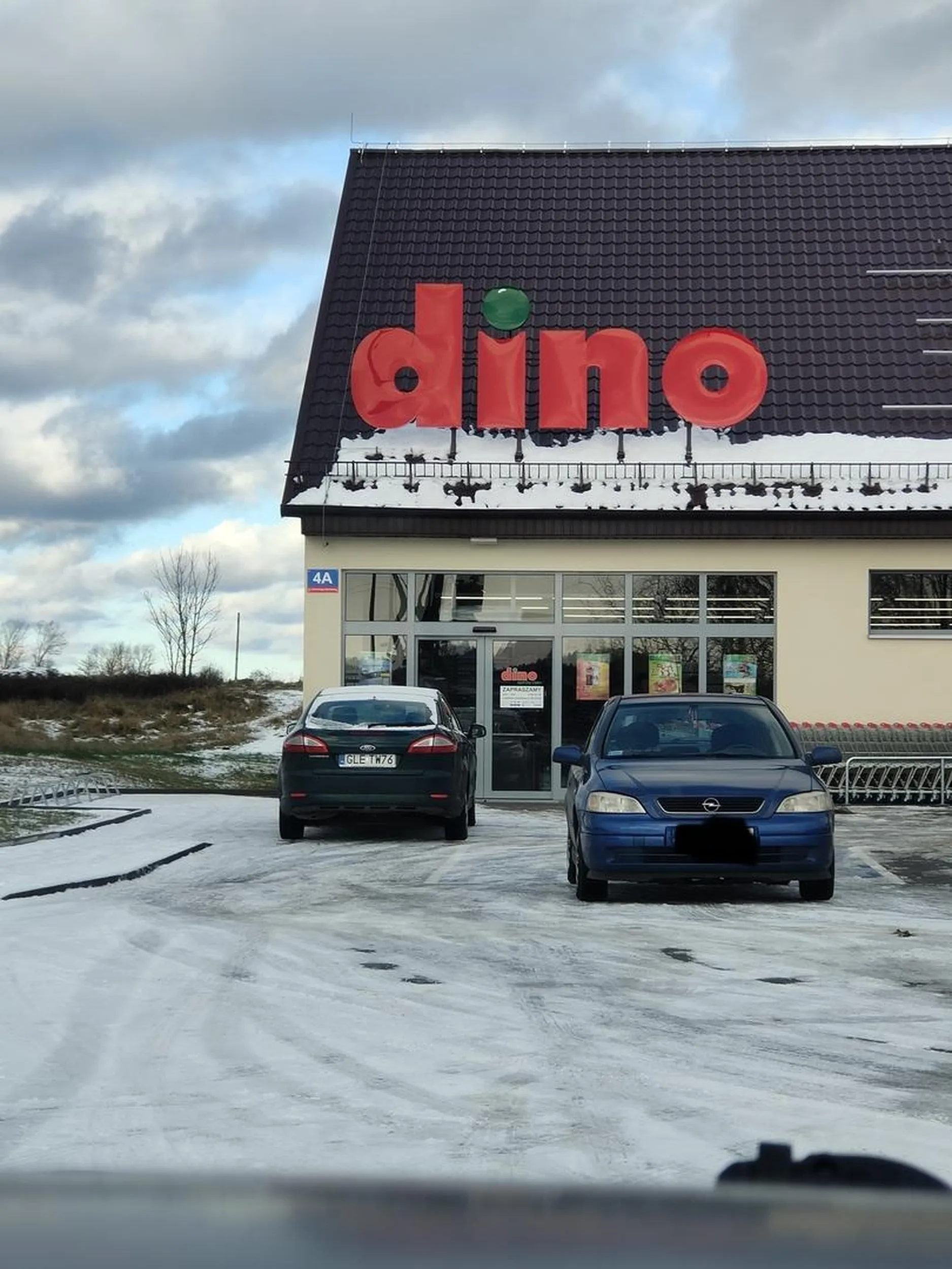 Cep parkuje przed samym wejściem.