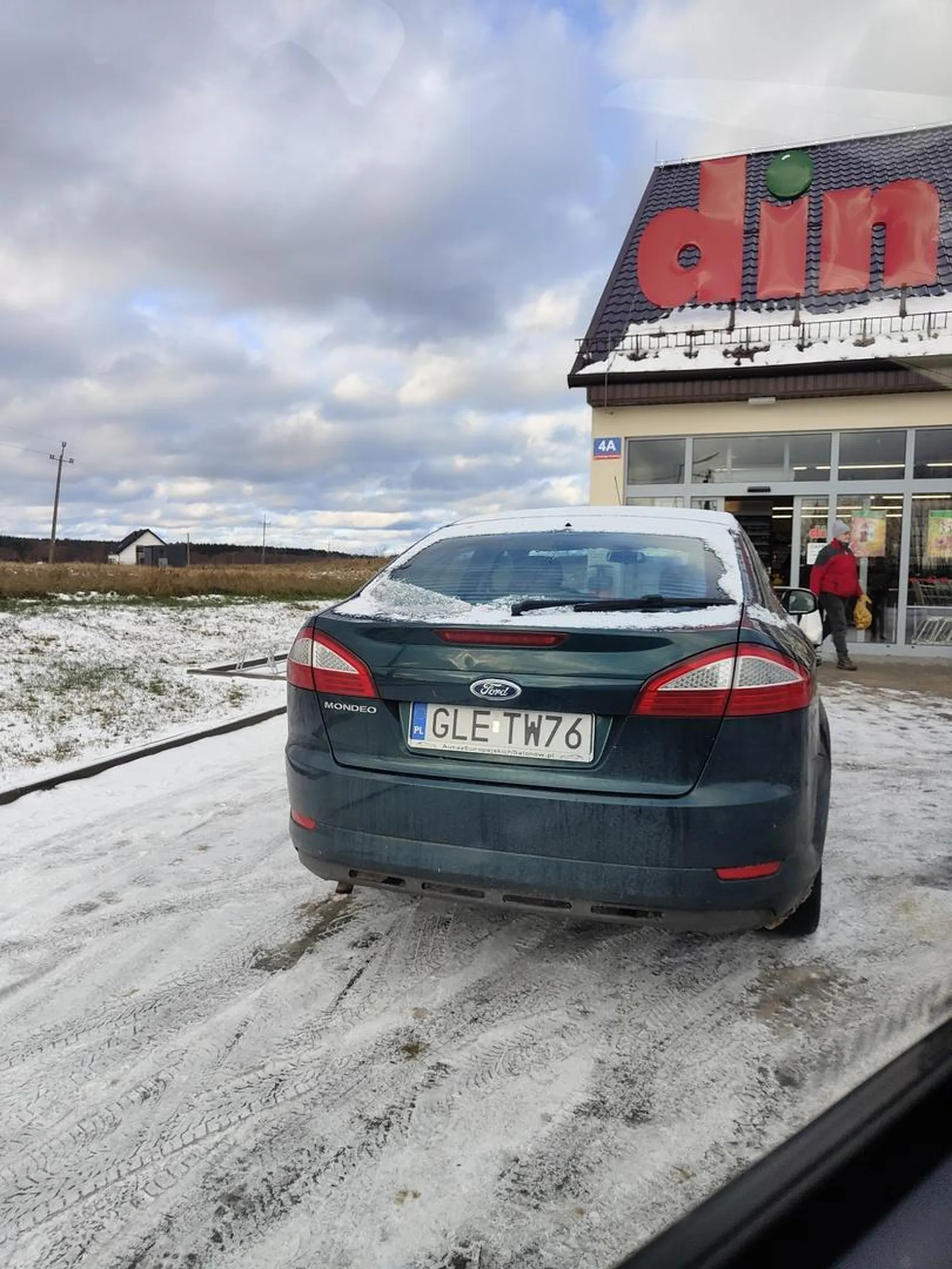 Cep parkuje przed samym wejściem.