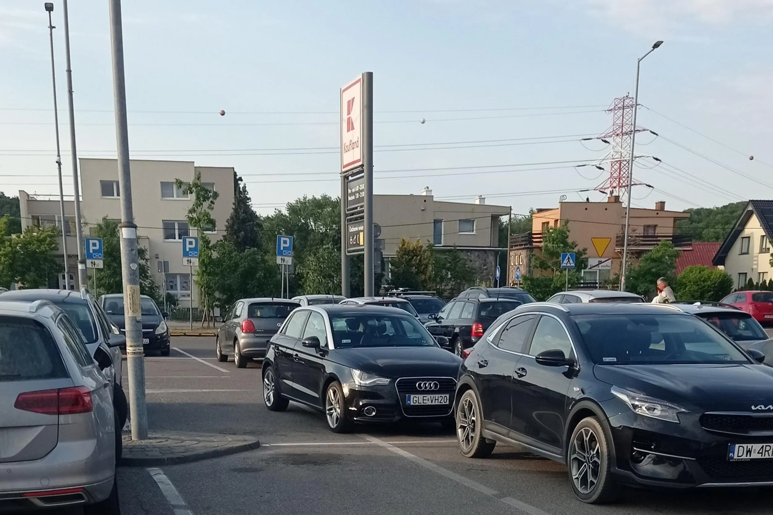 Blondi z telefonem przyklejonym do dłoni podczas jazdy, parkowania i po wyjściu z auta. Chciałam zapytać, czy zawsze tak parkuje, ale kultura nakazuje nie przeszkadzać, kiedy ktoś jest zajęty rozmową. Zwłaszcza tak bardzo ?