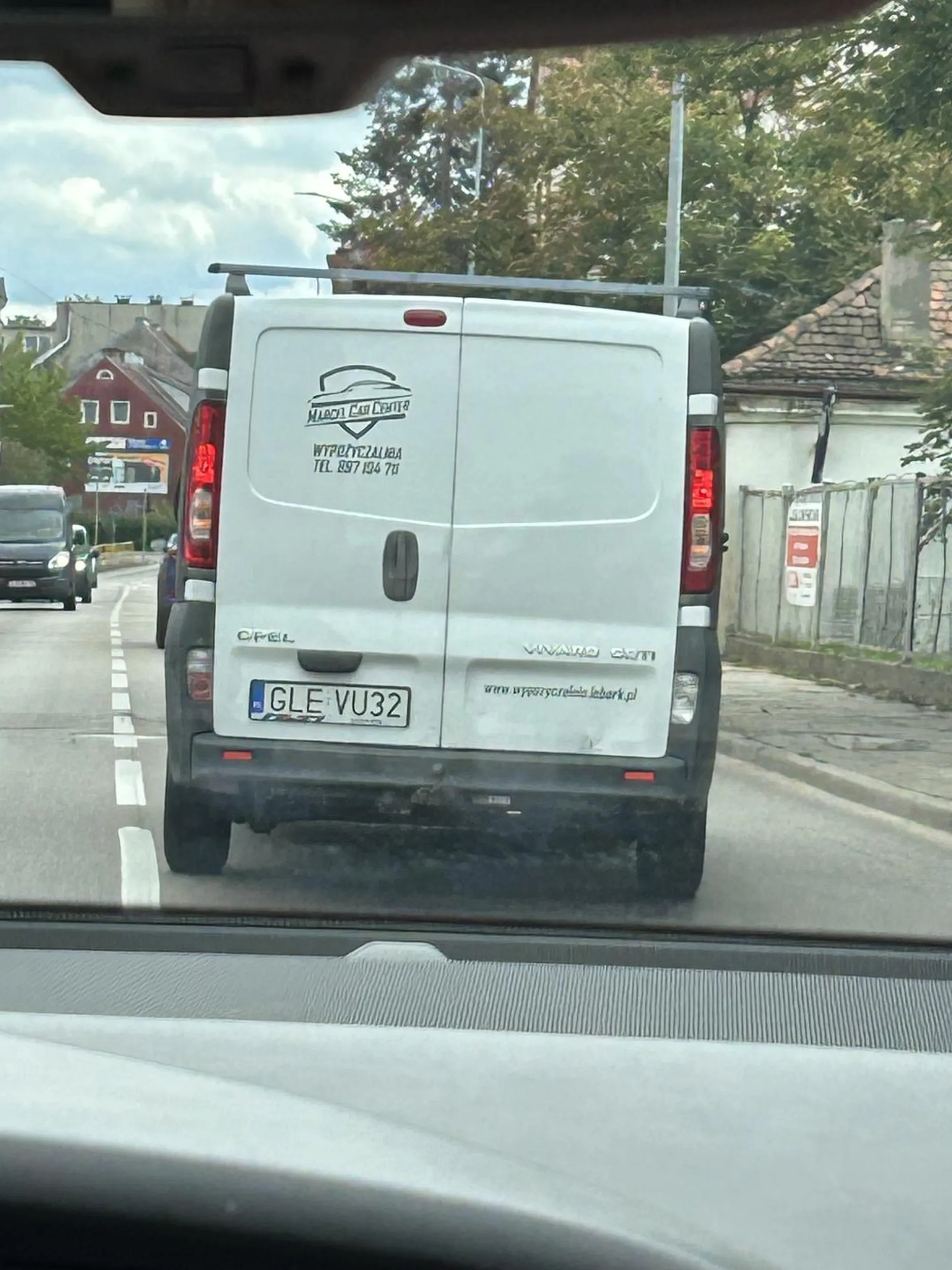 Prawie spowodował wypadek wjeżdżając przed samochód w korku. Baran niech nauczy się chociaż przeprosić a nie pcha się na chama.