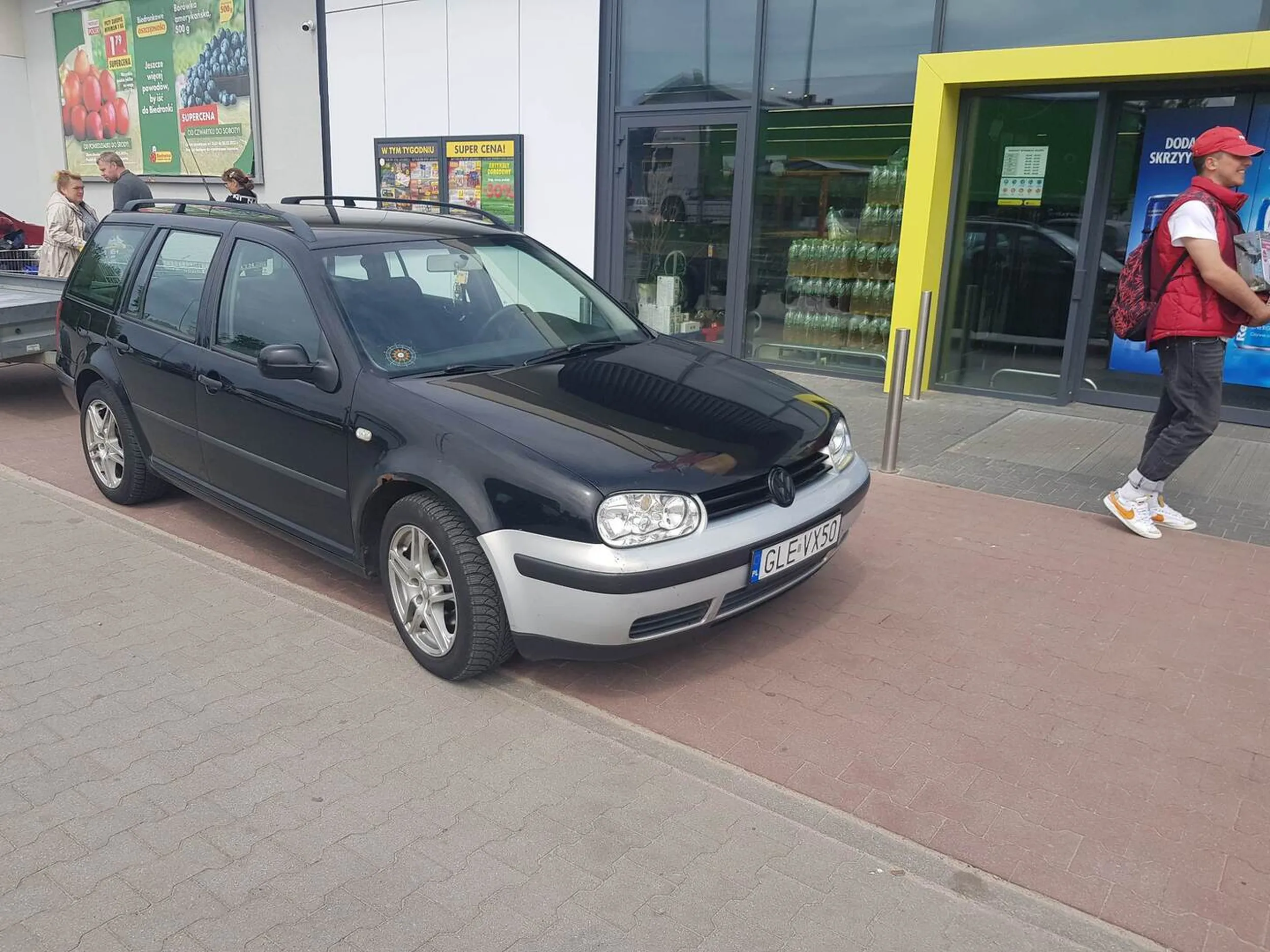 Kierowca niepełnosprawny umysłowo, wjechałby do sklepu, ale jeszcze nie wie jak działają drzwi