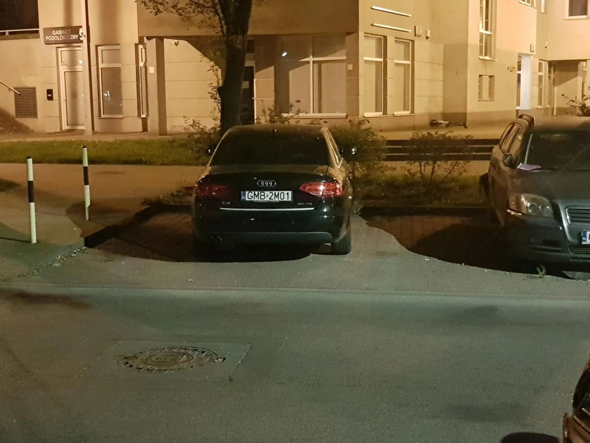 Mistrz parkowania kilkukrotny. Brzuch nie pozwala parkować normalnie, nie pozdrawiam DaudiOWNicza