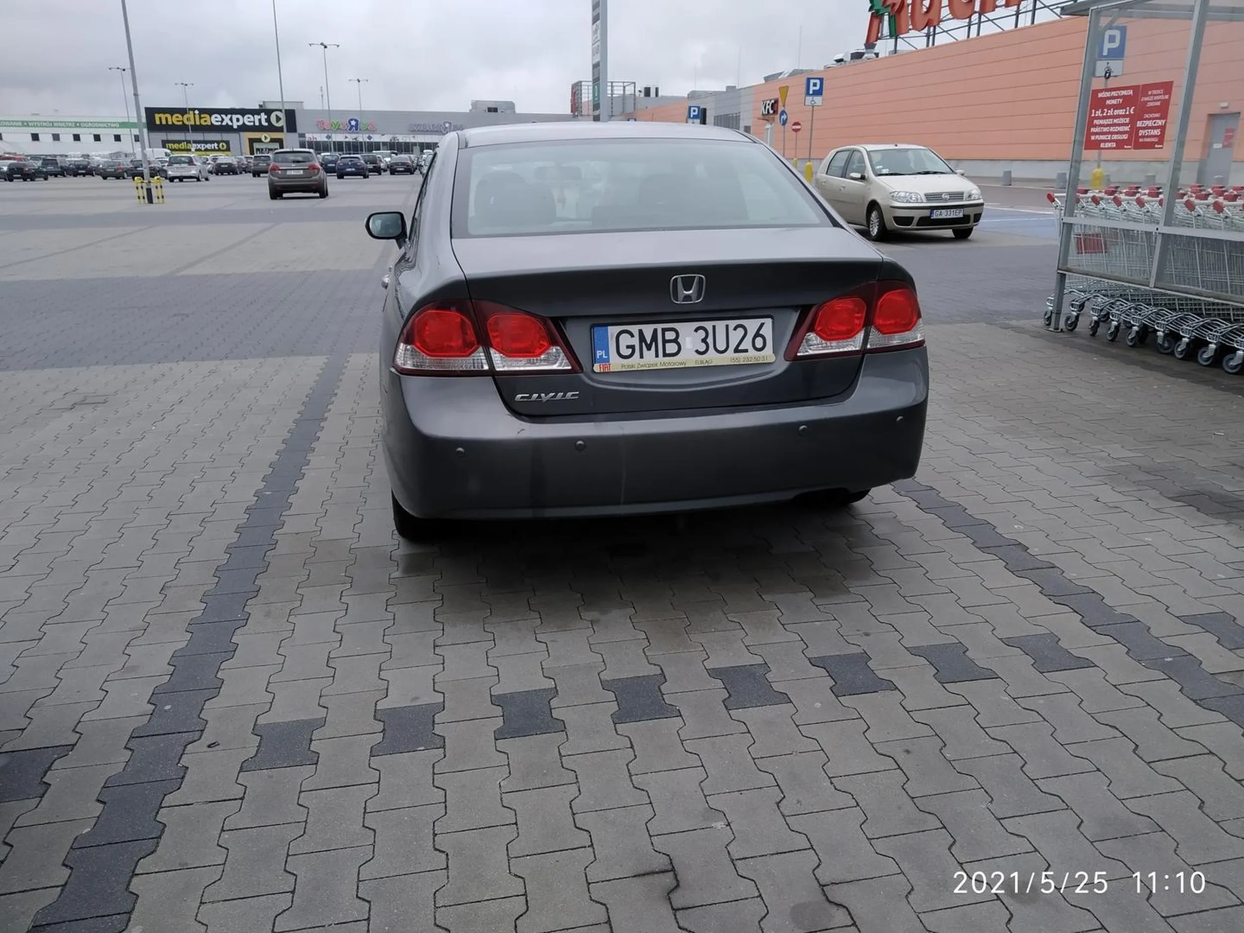 cwaniaczek skręca w lewo z pasa do jazdy na wprost na ul. Kartuskiej i cwaniakuje. Pojechałem za nim aby mu grzecznie wyjaśnić ale szybciutko uciekł na zakupy do Auchan.