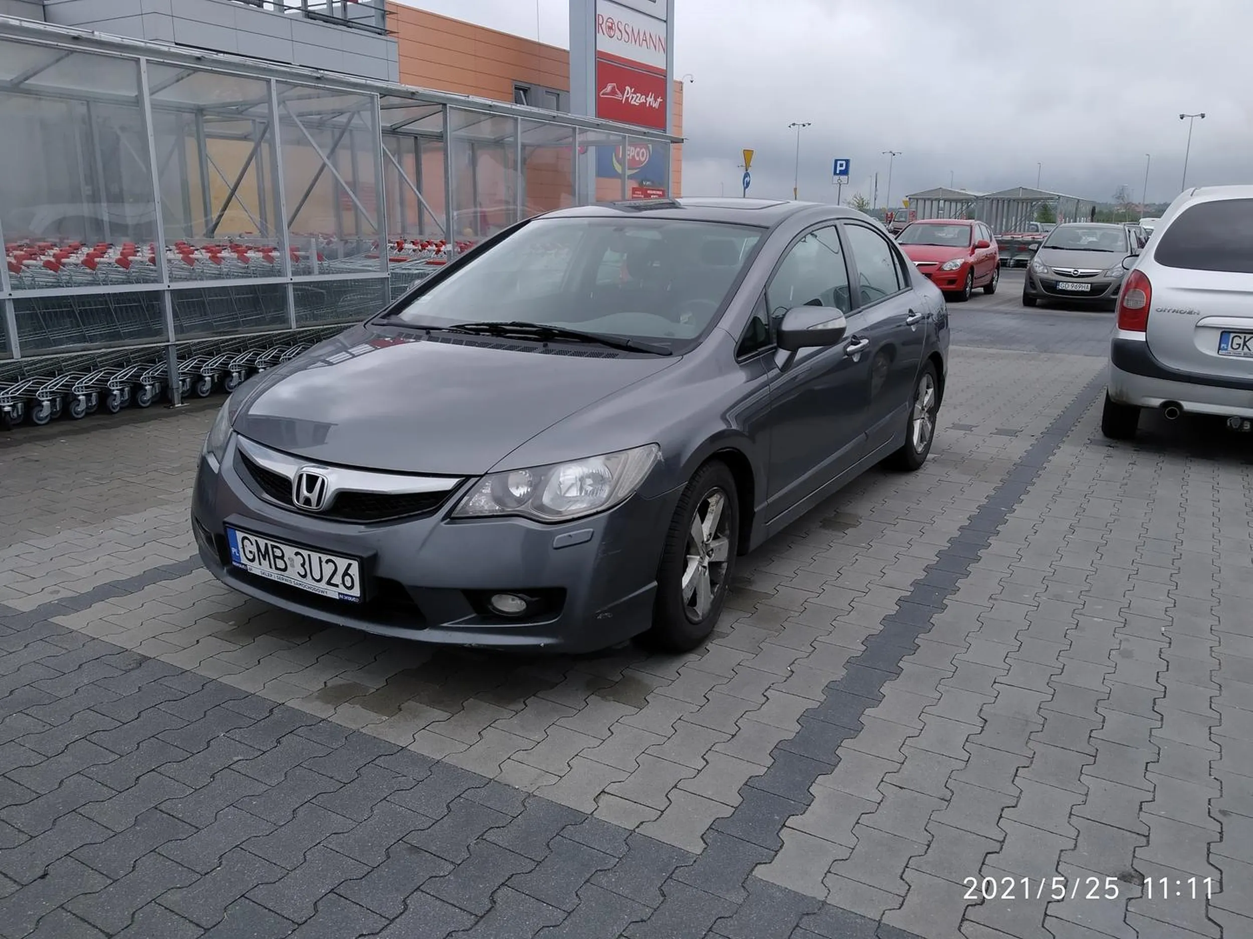 cwaniaczek skręca w lewo z pasa do jazdy na wprost na ul. Kartuskiej i cwaniakuje. Pojechałem za nim aby mu grzecznie wyjaśnić ale szybciutko uciekł na zakupy do Auchan.