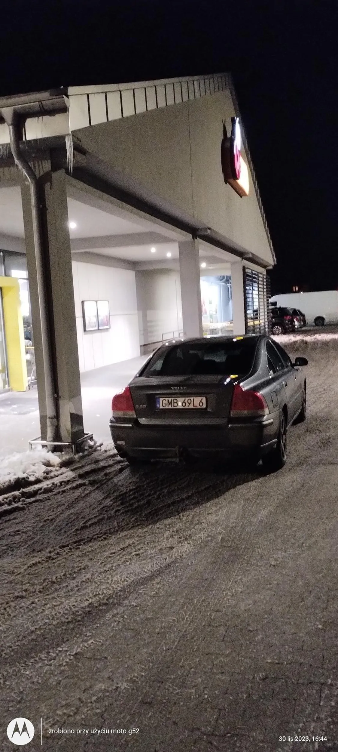 Laska ze swoim chłopakiem stanęła w samym wejściu do Biedronki.Co za bezmózgi. Szkoda że nie.wjechali do środka