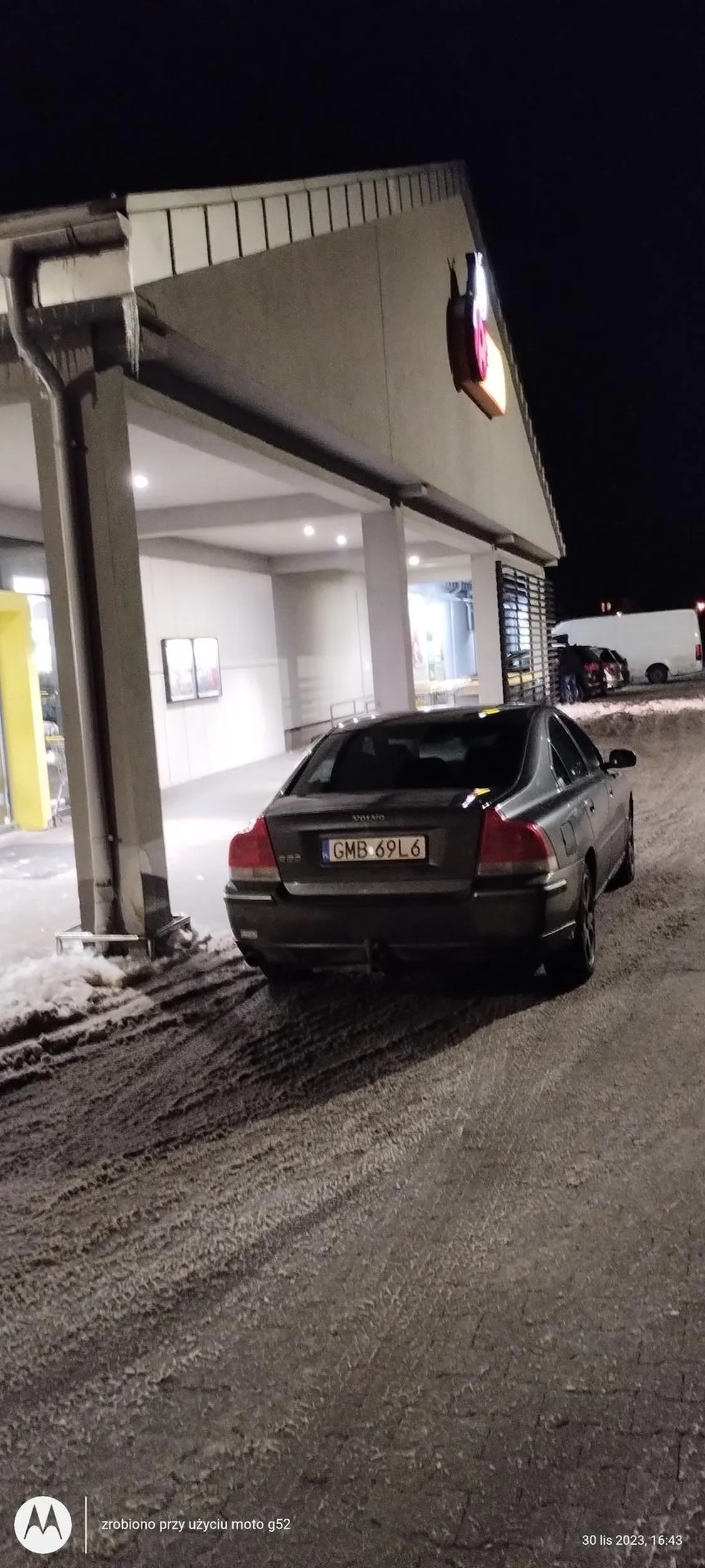 Laska ze swoim chłopakiem stanęła w samym wejściu do Biedronki.Co za bezmózgi. Szkoda że nie.wjechali do środka