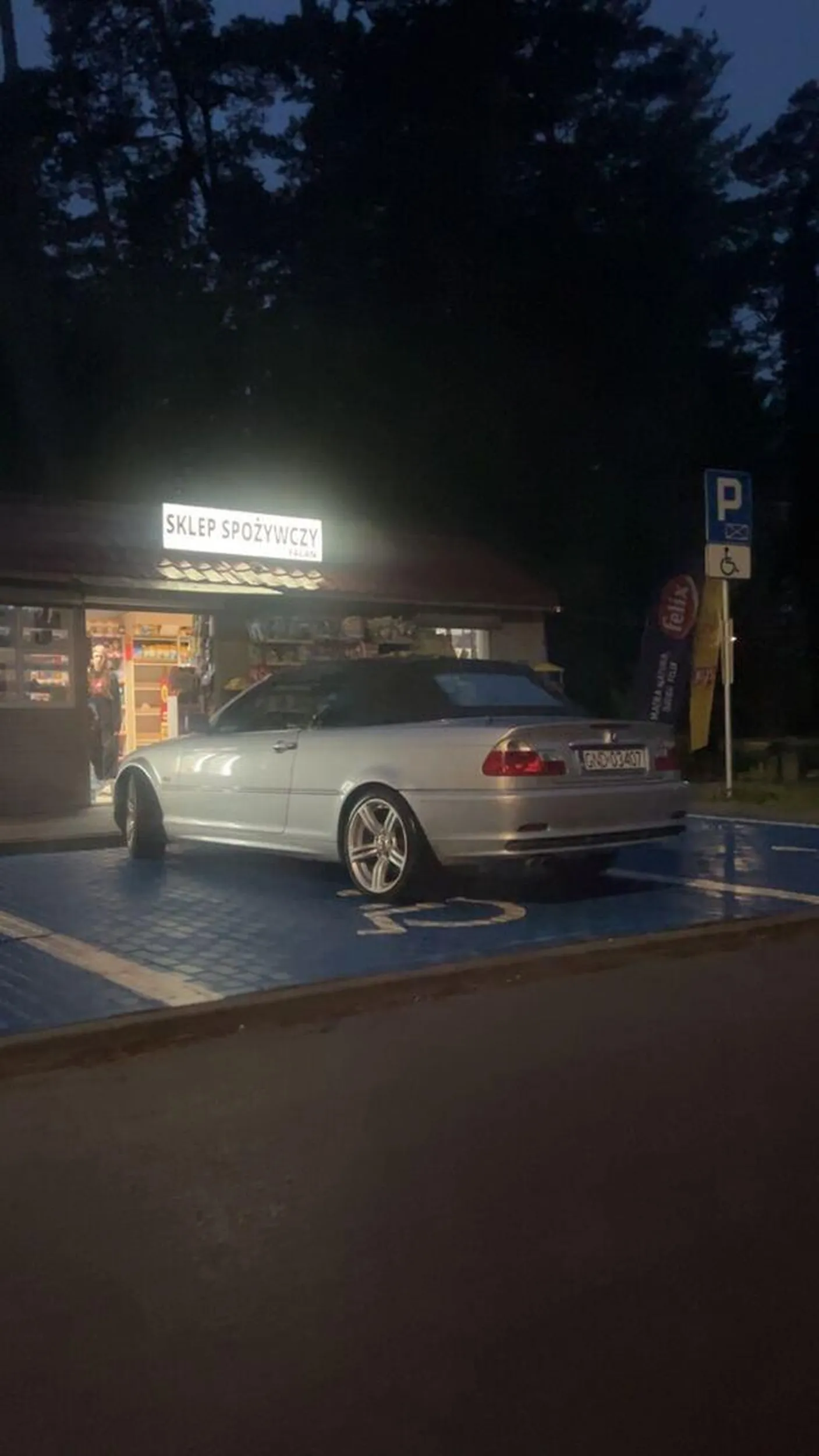 Zajebiscie parkujesz ta bmw.Zajmujesz miejsce niepełnosprawnym. WSTYD I HAŃBA