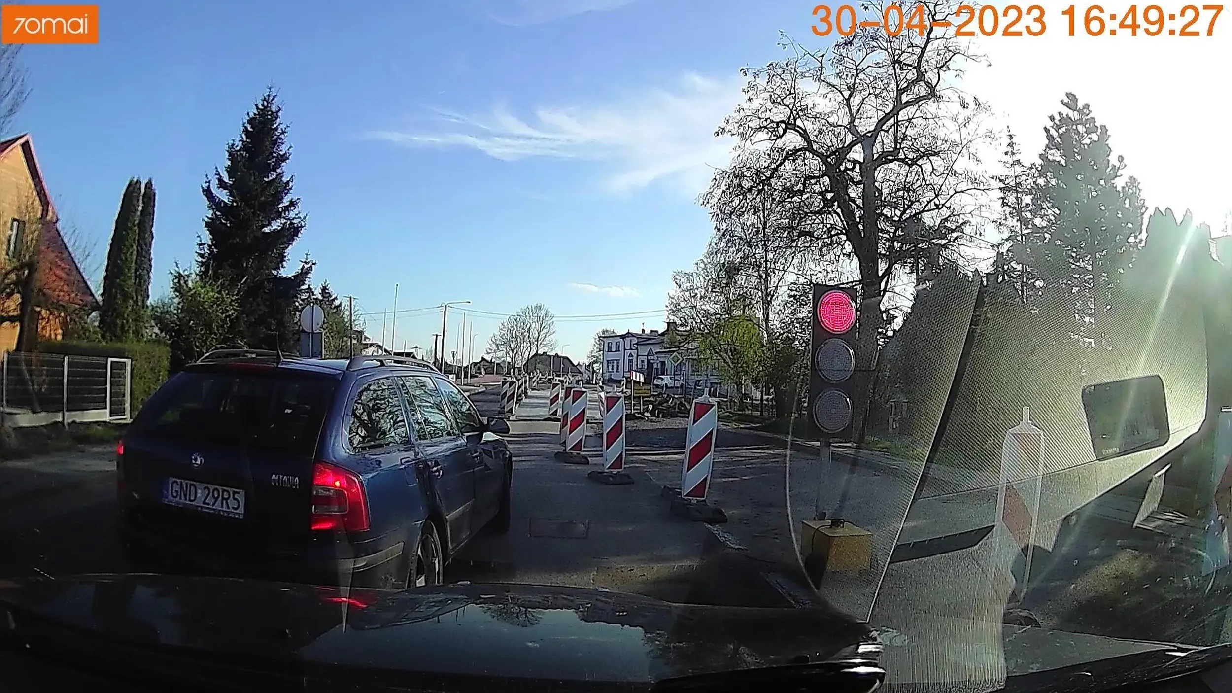 Kilka sekund wcześniej inny cwaniak przejechał sobie omijając wszystkich, to co ja gorsza będę? Masz szczęście babo że mi refleksu zabrakło żeby podjechać do przodu bo za późno cię zobaczyłem.