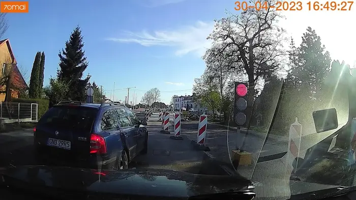 Kilka sekund wcześniej inny cwaniak przejechał sobie omijając wszystkich, to co ja gorsza będę? Masz szczęście babo że mi refleksu zabrakło żeby podjechać do przodu bo za późno cię zobaczyłem.