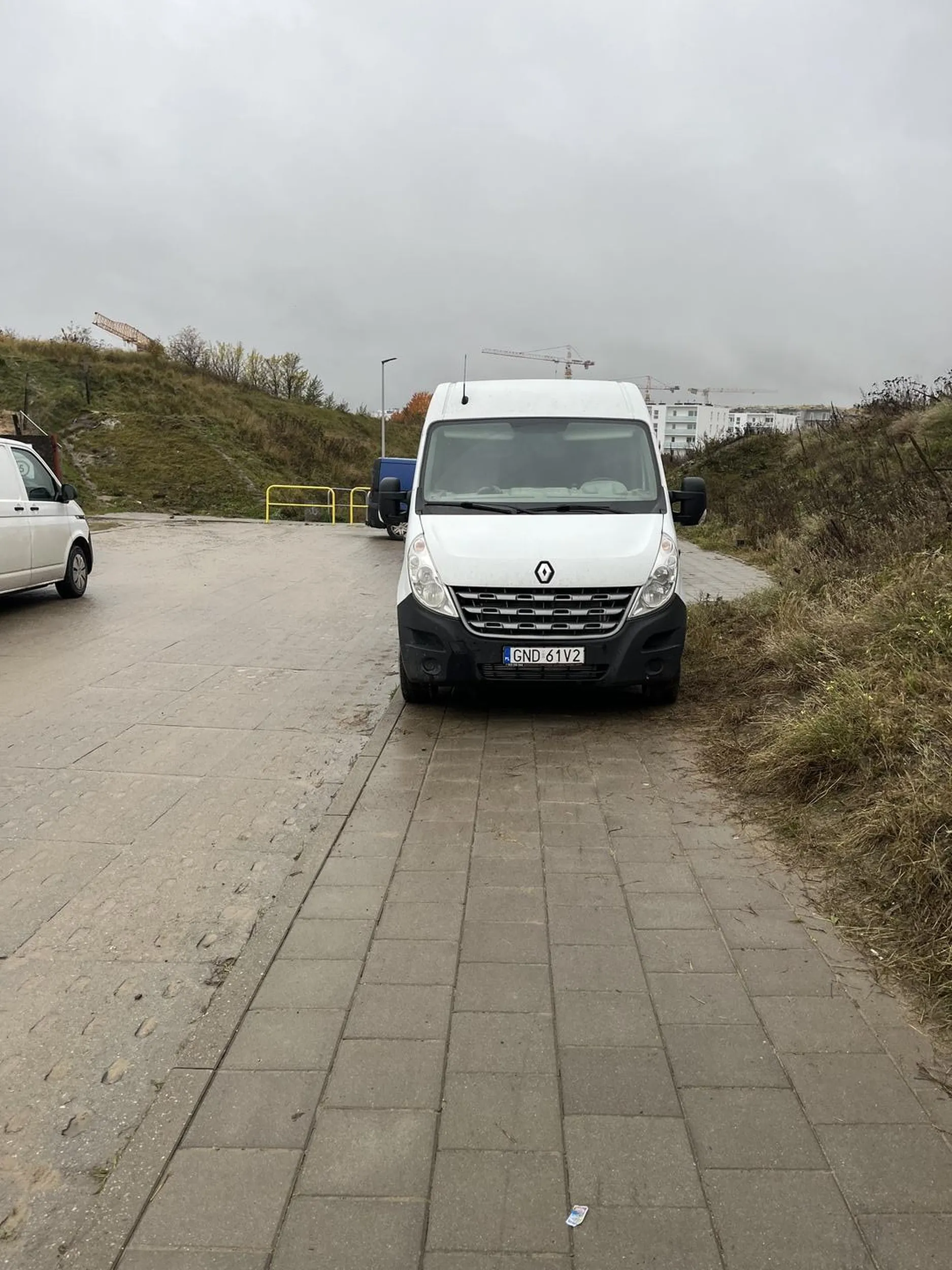 Mistrz parkowania na chodniku Książę budowy przyjechał więc plebs ma chodzić ulicą w błocie