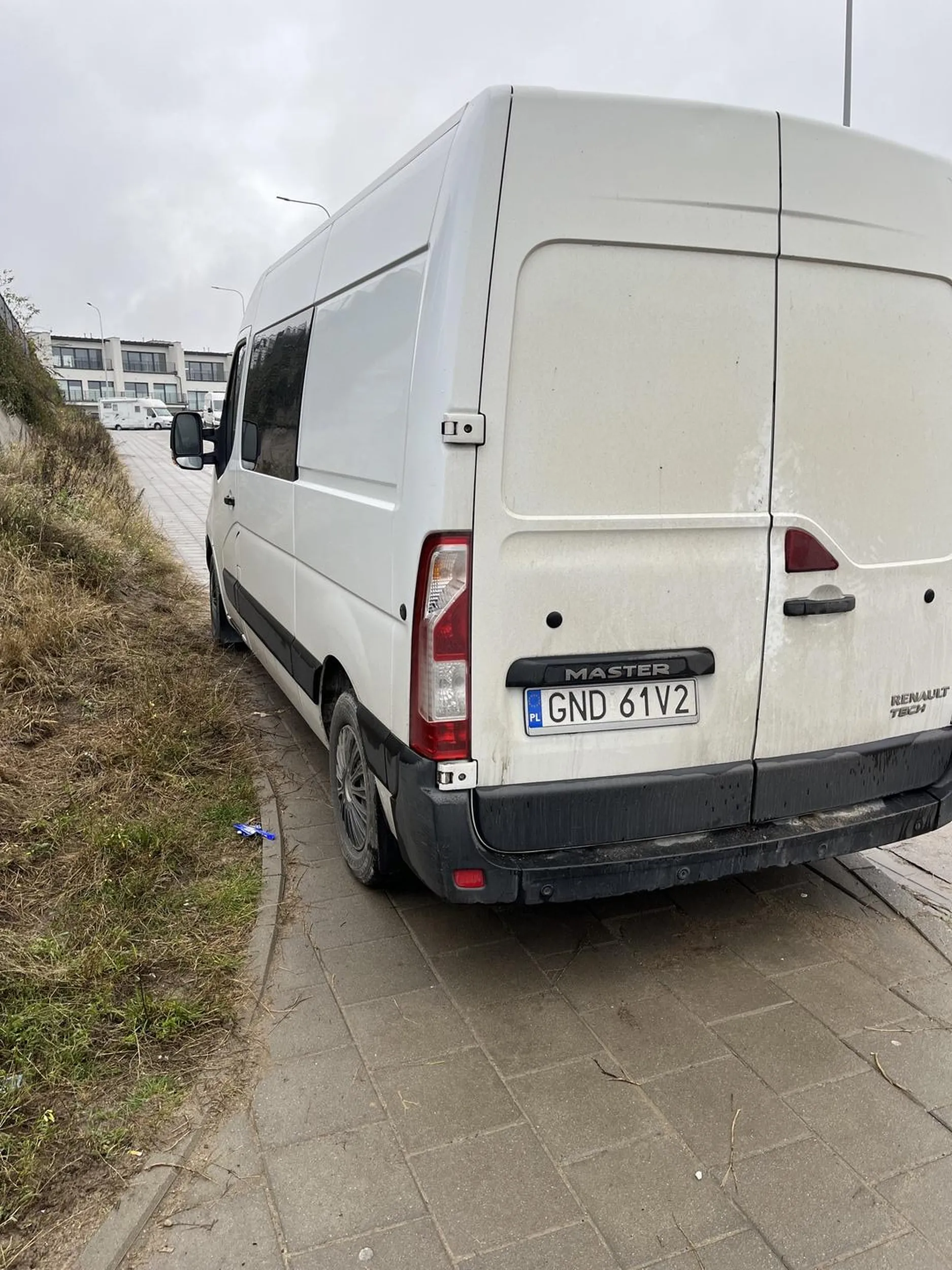 Mistrz parkowania na chodniku Książę budowy przyjechał więc plebs ma chodzić ulicą w błocie