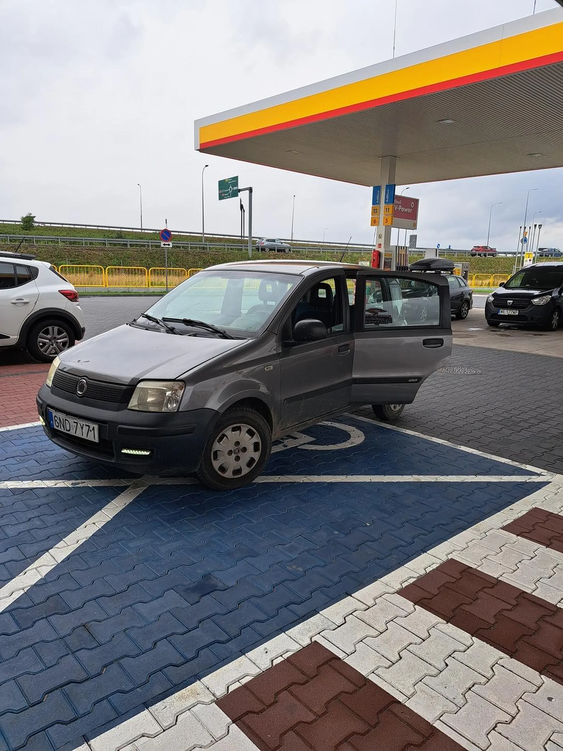 No pani pokazała swoje zdolności w parkowaniu stając do połowy miejsca parkingowego dla niepełnosprawnych. Zostawiając otwarte tylnie drzwi i włączony samochód. Poprostu japierdole.