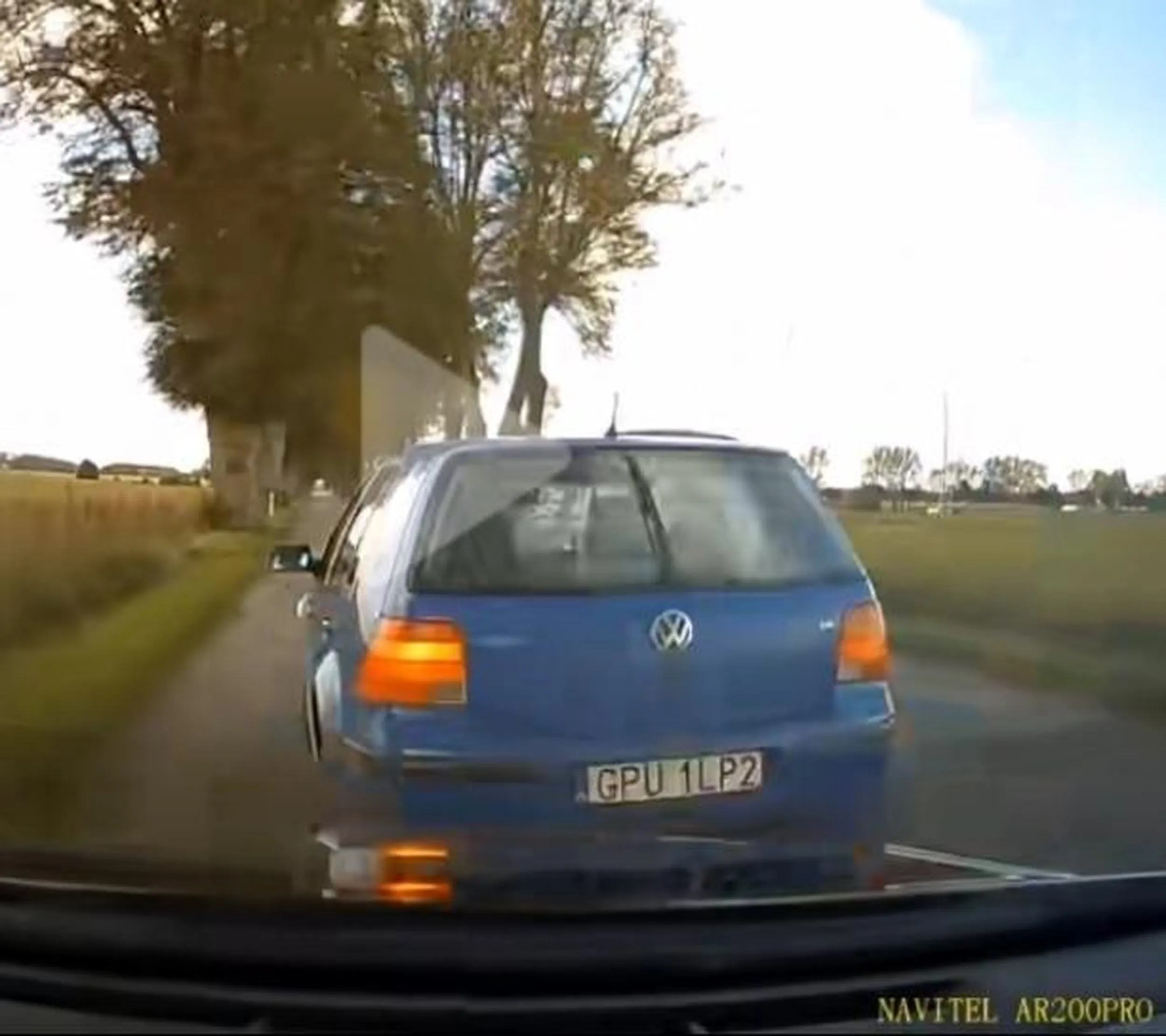 Ścierwo w Volkswagenie wymusza pierwszeństwo, doprowadza do kolizji a następnie ucieka z miejska kolizji. Mam nadzieję że kara będzie wysoka bo za ucieczkę powinien być najwyższy mandat za kolizję lub odebranie prawka. I oczywiście regres z OC plus zwyżki o minimum 100%.