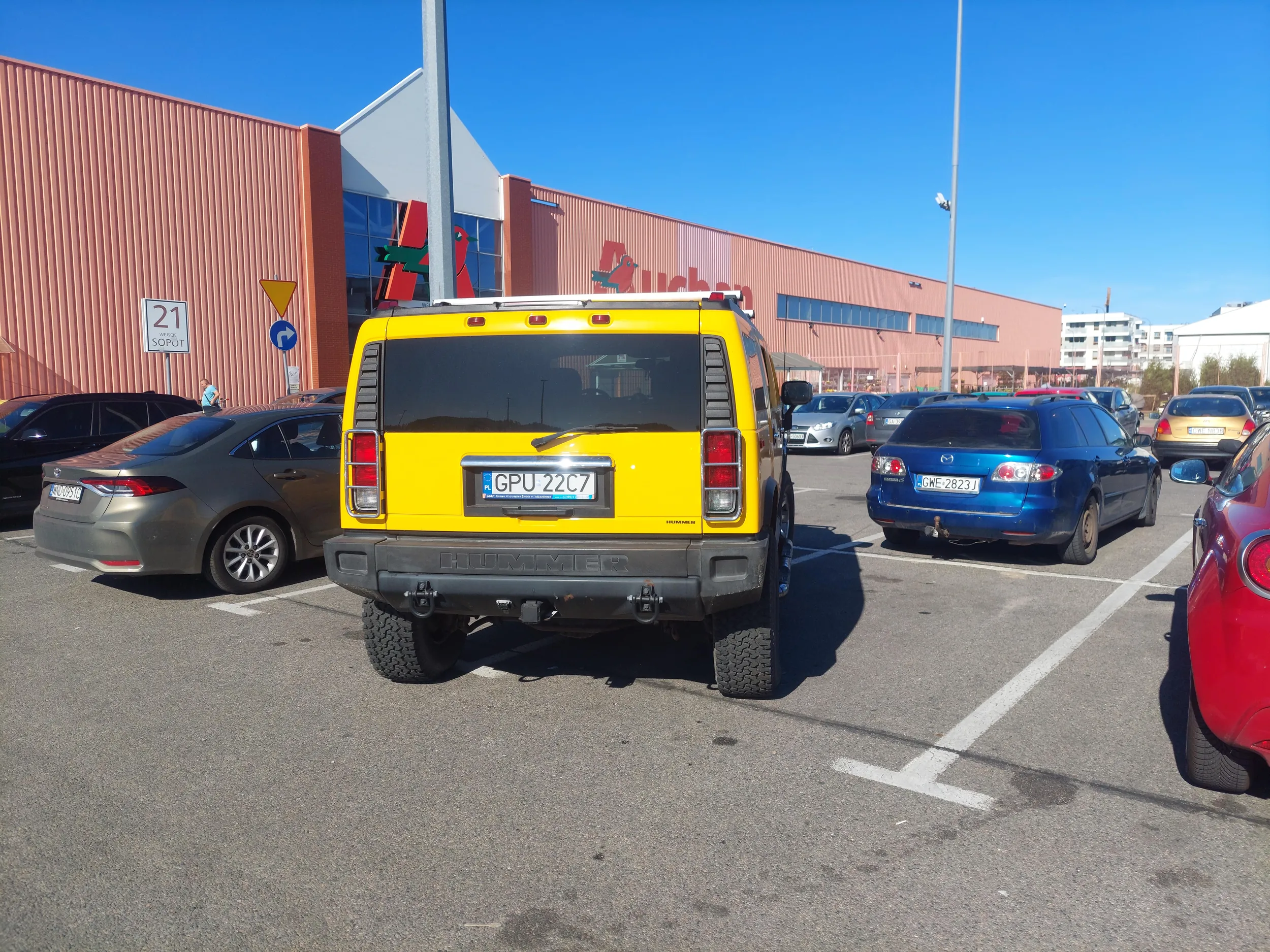 To że masz wielkie auto nie oznacza że możesz parkować na skos!!!! Parkuj prostopadle do linni a będziesz zajmował mniej miejsca a nie więcej!!!!