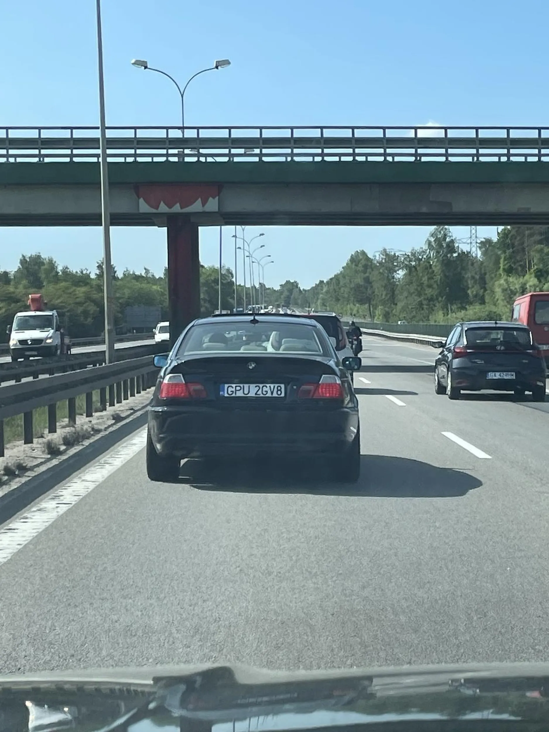 Wpierdala się, wymusza hamowanie starym BMW