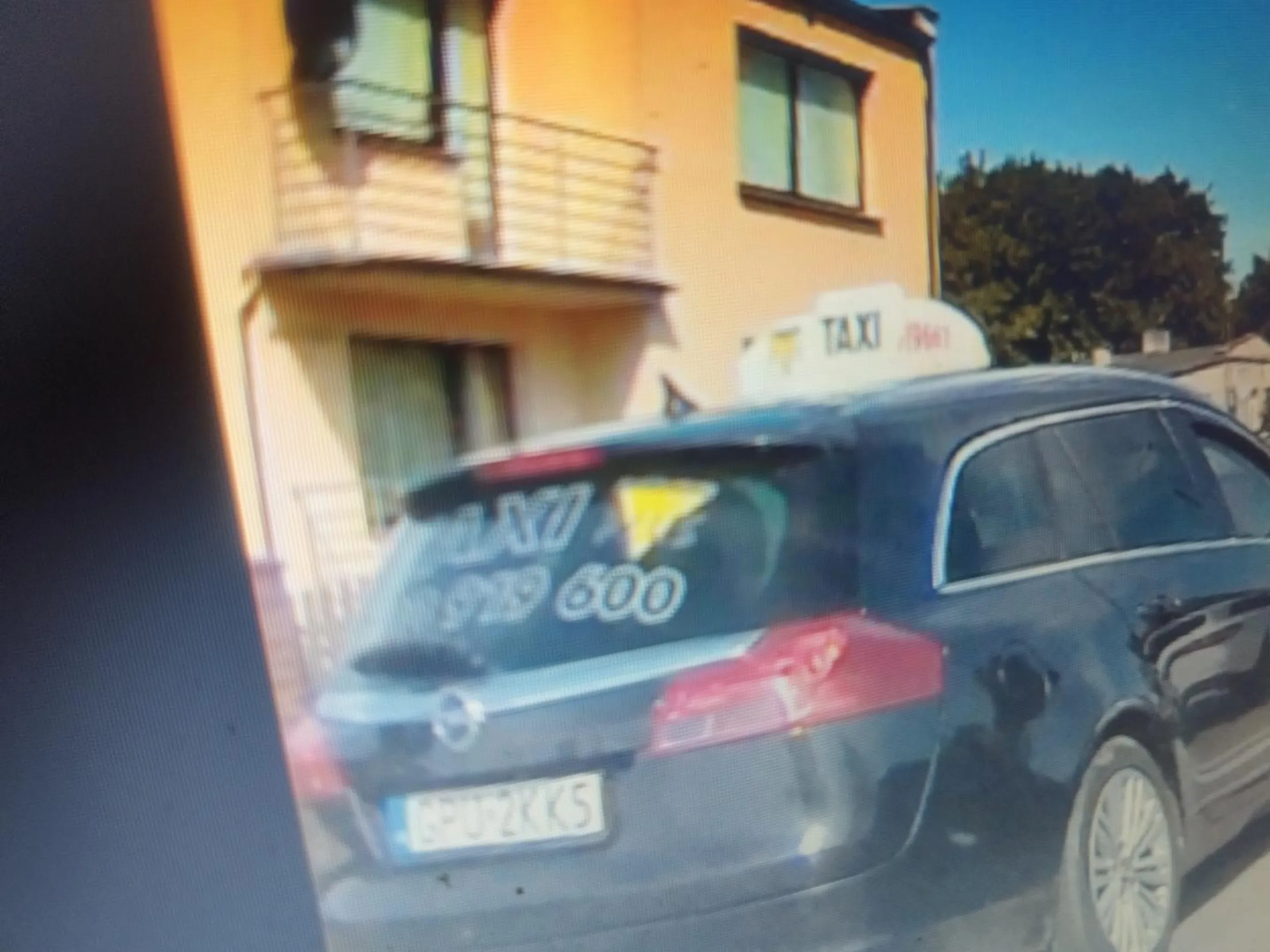 Oj panie "taksówkarzu" śpieszmy się pomału.... Jazda pod prąd, podwójna linia ciągła,pole wyłączone z ruchu, prędkość w terenie zabudowanym ?? nie polecam tego złotówy❗ Taxi PLUS Władysławowo