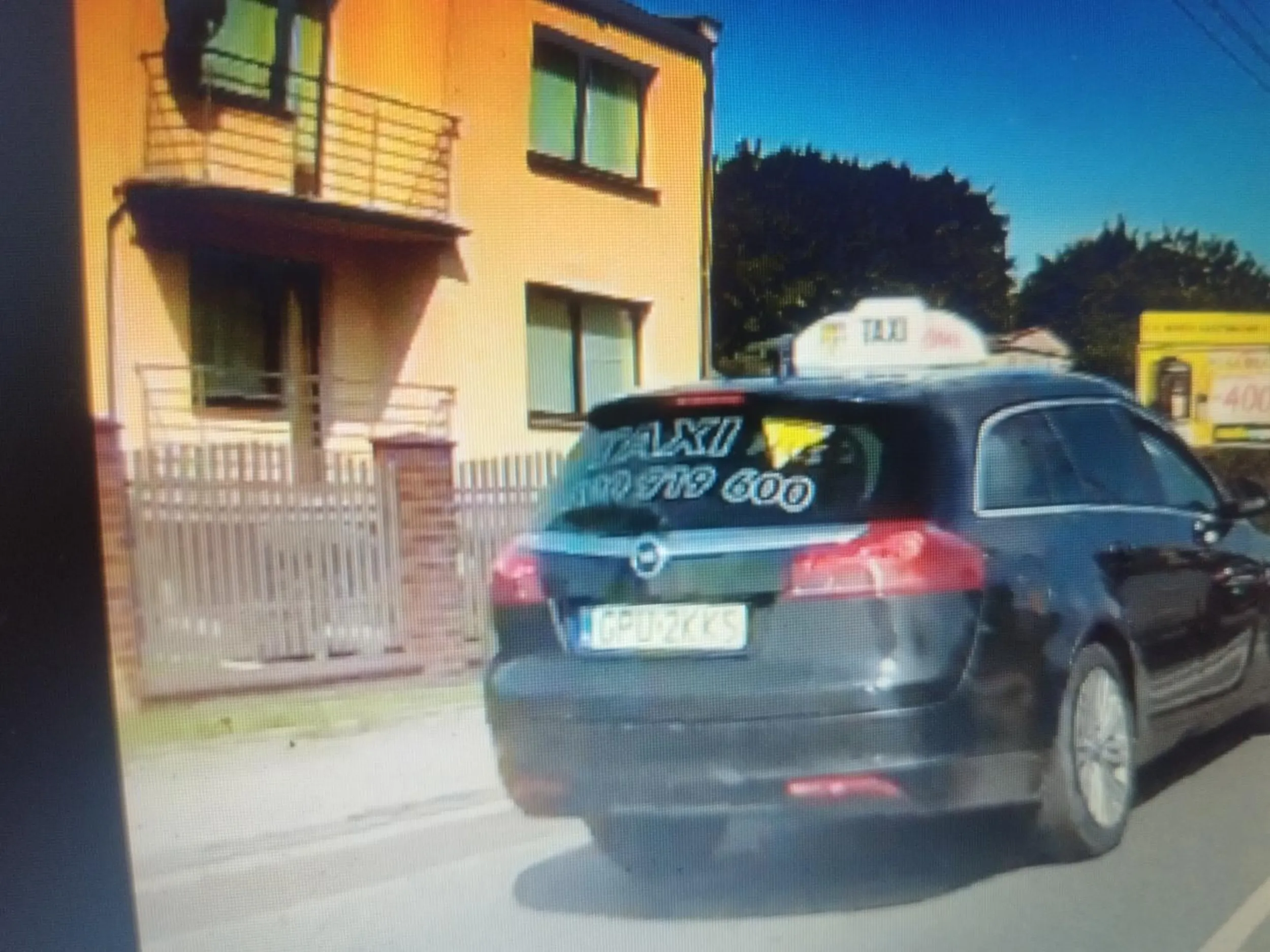 Oj panie "taksówkarzu" śpieszmy się pomału.... Jazda pod prąd, podwójna linia ciągła,pole wyłączone z ruchu, prędkość w terenie zabudowanym ?? nie polecam tego złotówy❗ Taxi PLUS Władysławowo