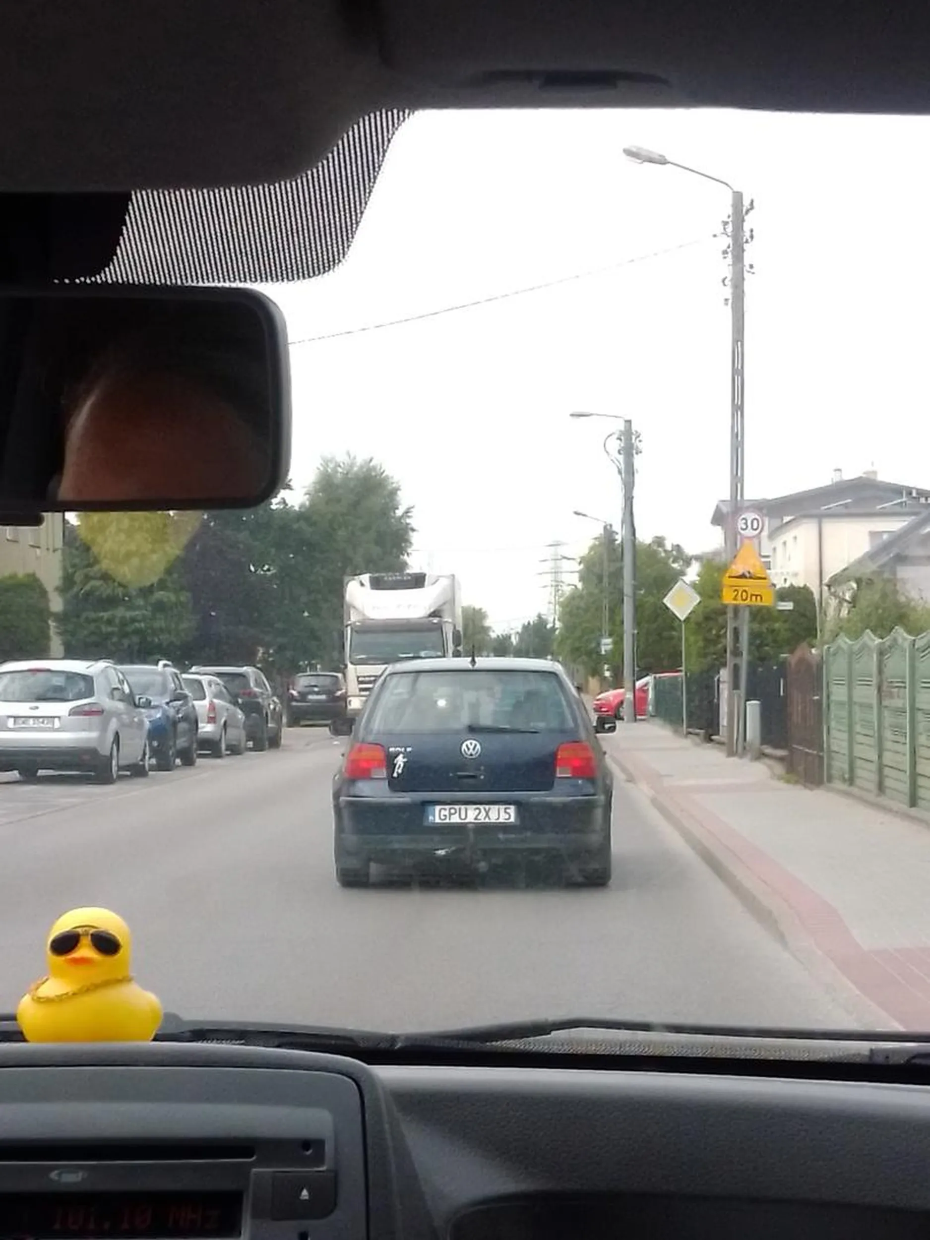 Cham jedzie jak pijany i przy wyprzedzaniu prawie spowodował czołówkę