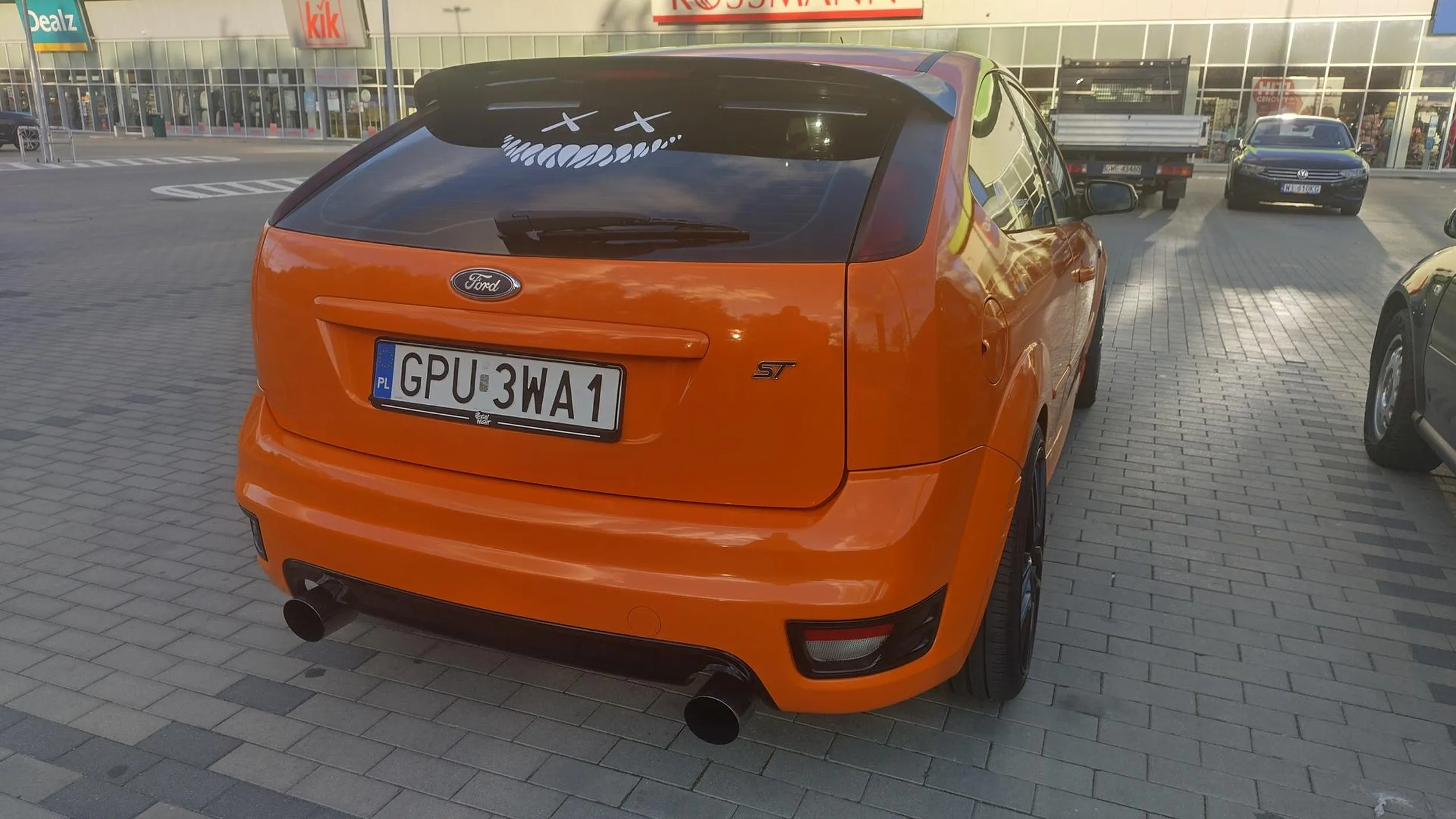 Kolor brzydki ale sama fura zadbana. Fotka z Władysławowa